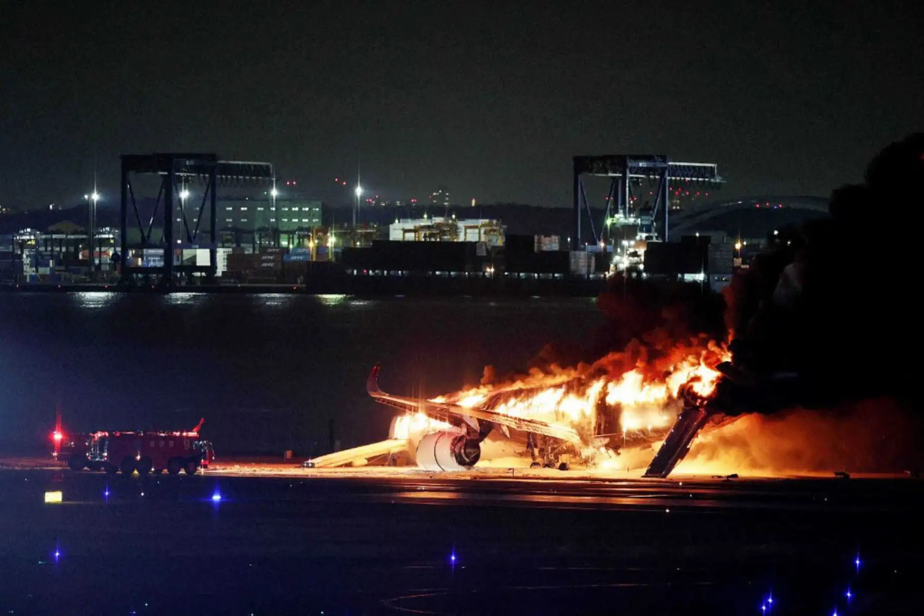 Un avión de Japan Airlines ardía en llamas en la pista del aeropuerto Haneda de Tokio el 2 de enero después de que aparentemente colisionando con un avión de la guardia costera, dijeron informes de televisión. Foto: AFP