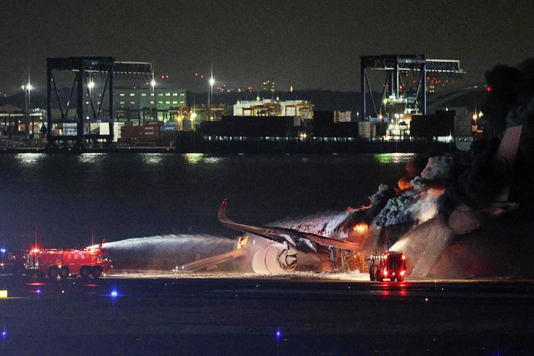 Un avión de Japan Airlines ardía en llamas en la pista del aeropuerto Haneda de Tokio el 2 de enero después de que aparentemente colisionando con un avión de la guardia costera, dijeron informes de televisión. Foto: AFP