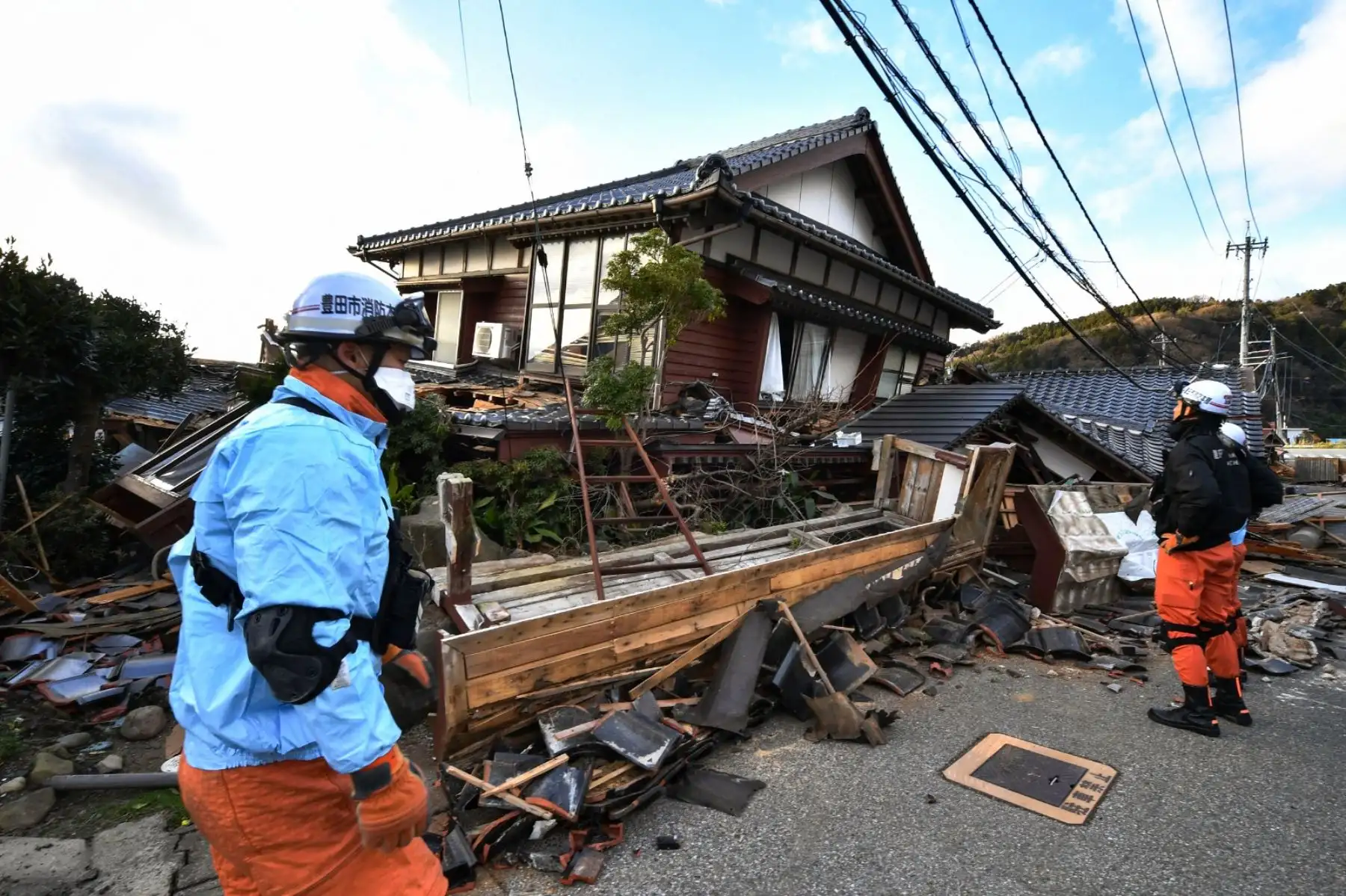 Rescatistas japoneses buscan sobrevivientes del violento terremoto que sacudió el centro del país el día de Año Nuevo y dejó al menos 48 muertos y enormes daños. Foto: AFP