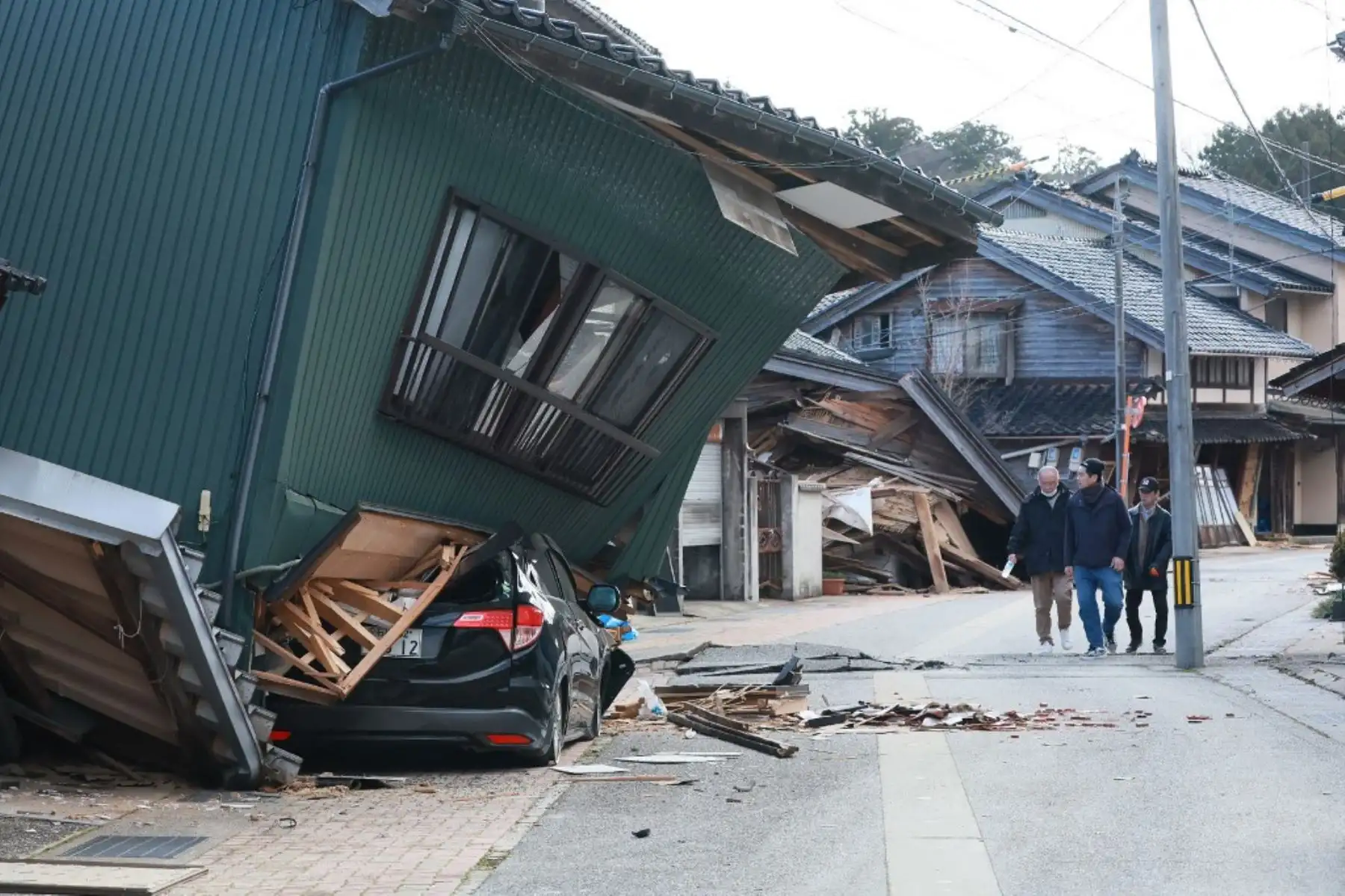 Rescatistas japoneses buscan sobrevivientes del violento terremoto que sacudió el centro del país el día de Año Nuevo y dejó al menos 48 muertos y enormes daños. Foto: AFP