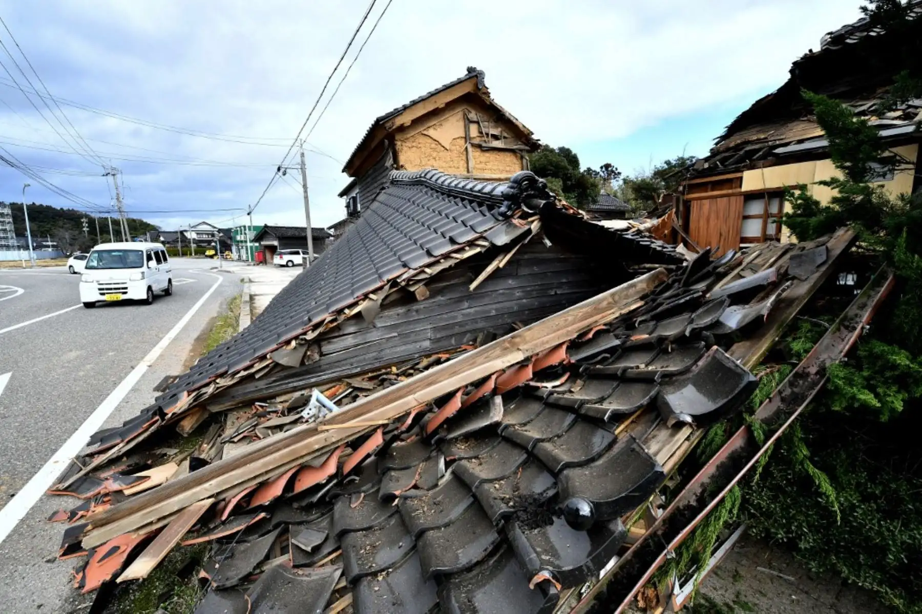 Rescatistas japoneses buscan sobrevivientes del violento terremoto que sacudió el centro del país el día de Año Nuevo y dejó al menos 48 muertos y enormes daños. Foto: AFP