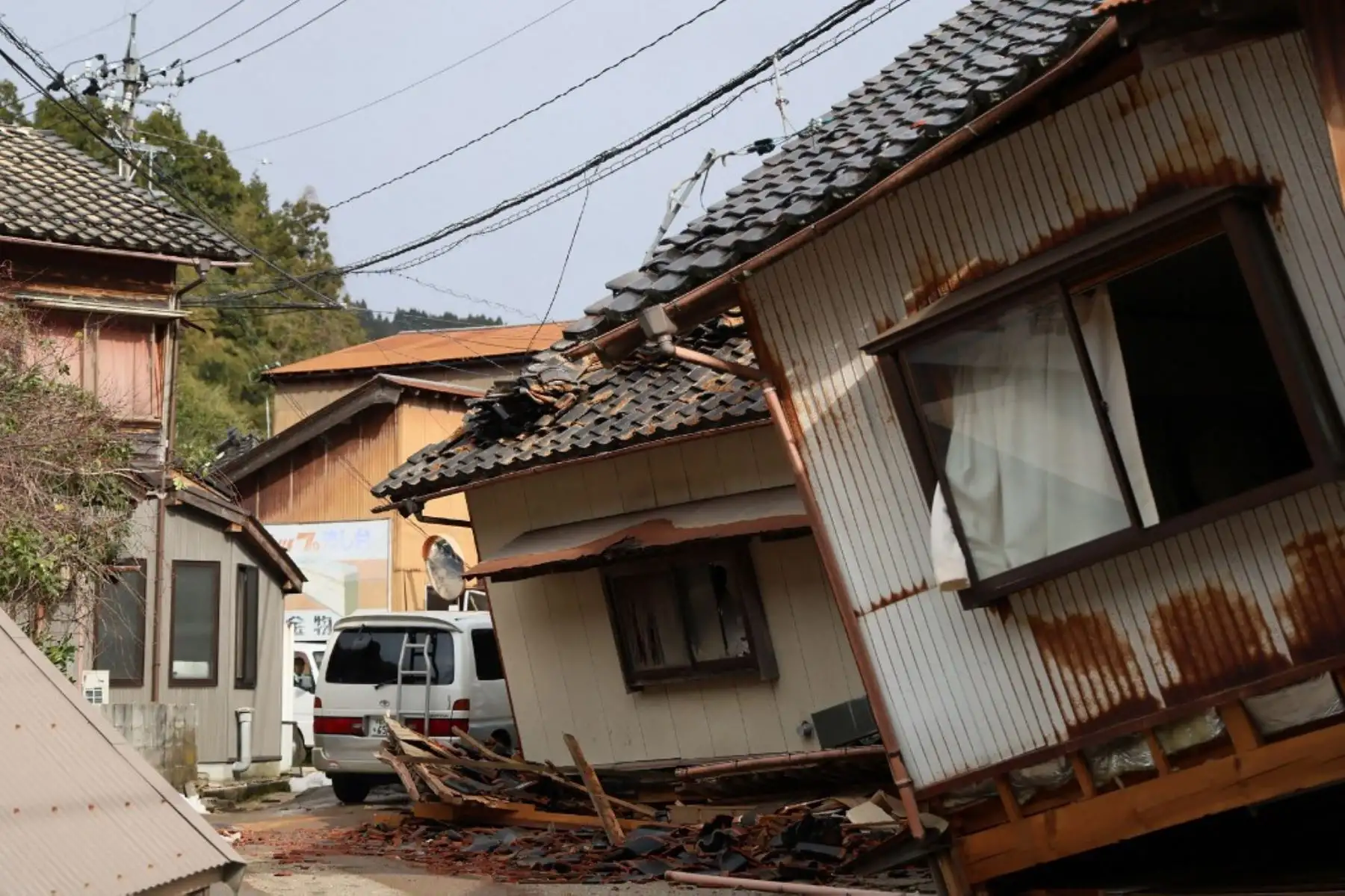 El potente sismo de magnitud 7,5 golpeó el lunes la prefectura de Ishikawa, en la península de Noto, en la isla principal de Honshu y según las autoridades locales al menos 48 personas murieron, pero hay muchas personas atrapadas. Foto: AFP