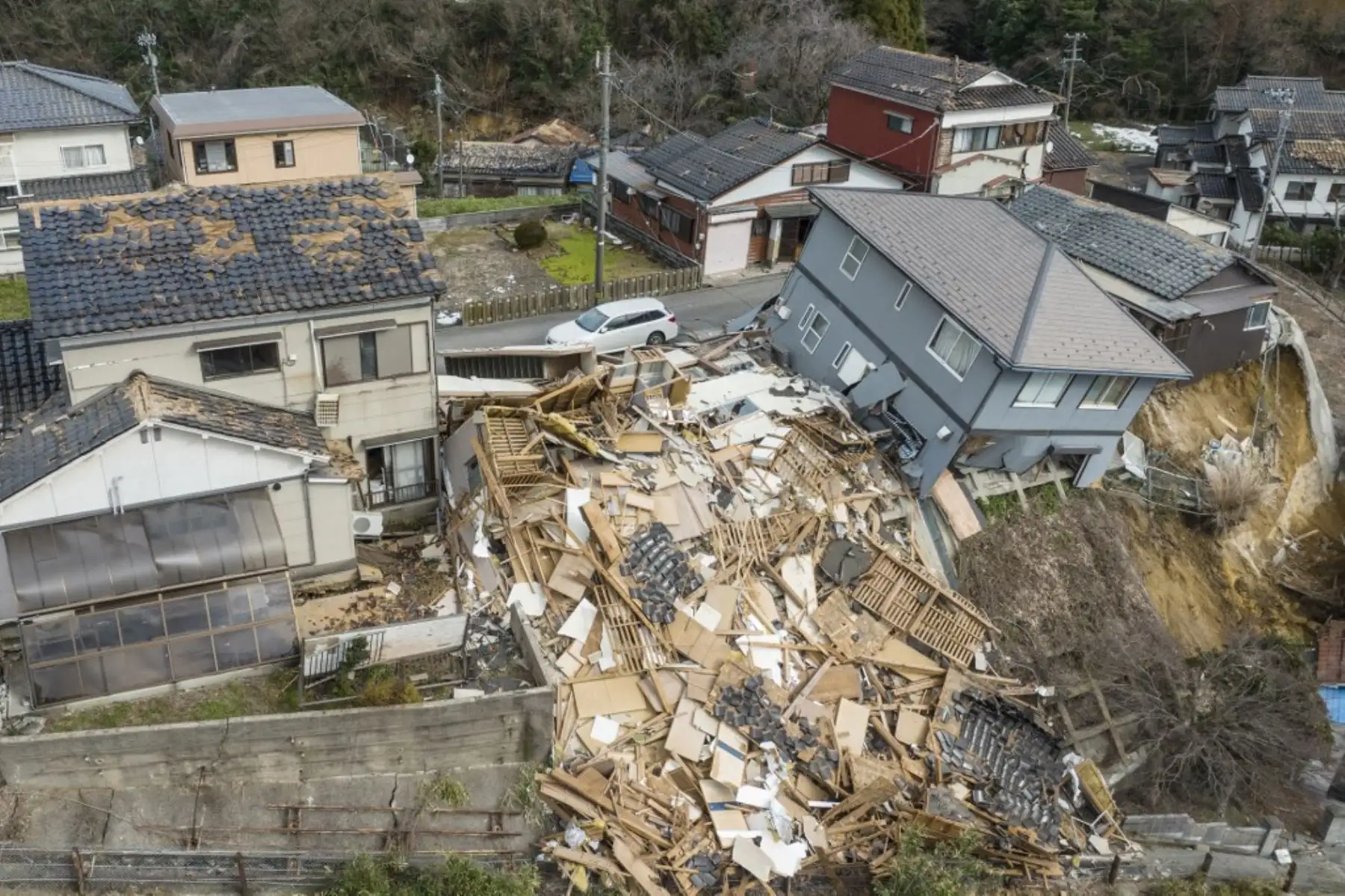 Autoridades constataron la dimensión de la destrucción en Ishikawa, con edificios aún humeantes, casas derribadas y barcos pesqueros hundidos o arrastrados a la costa. AFP