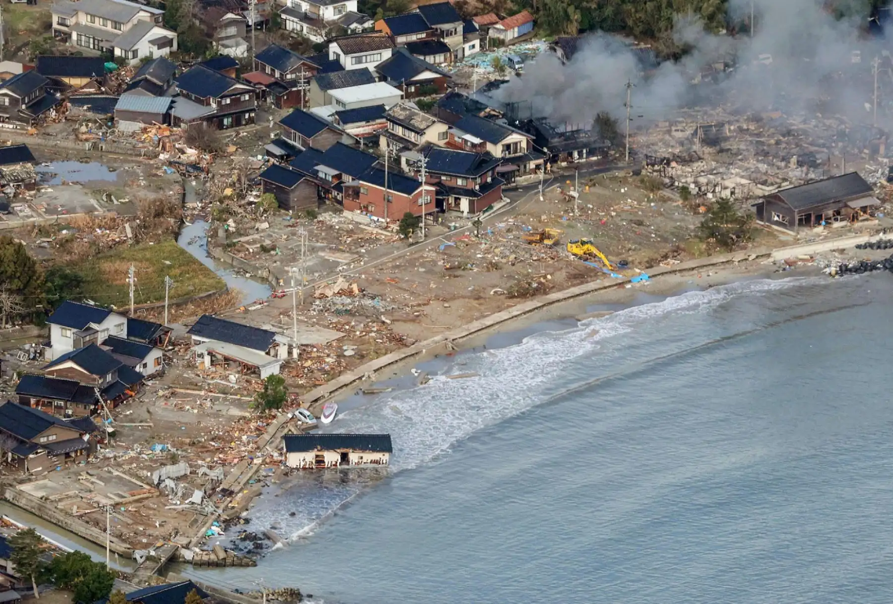 Autoridades constataron la dimensión de la destrucción en Ishikawa, con edificios aún humeantes, casas derribadas y barcos pesqueros hundidos o arrastrados a la costa. AFP