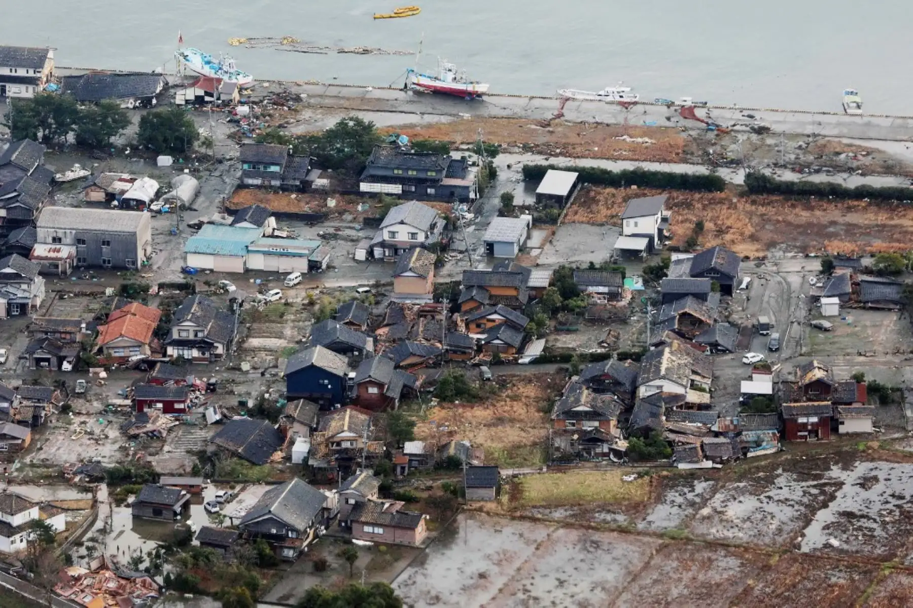Autoridades constataron la dimensión de la destrucción en Ishikawa, con edificios aún humeantes, casas derribadas y barcos pesqueros hundidos o arrastrados a la costa. AFP