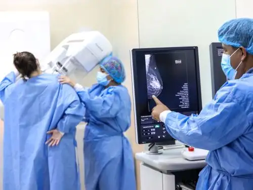 Trabajadoras tienen derecho a licencia para exámenes de detección de cáncer de mama y/o cuello uterino. Foto: Andina/Difusión