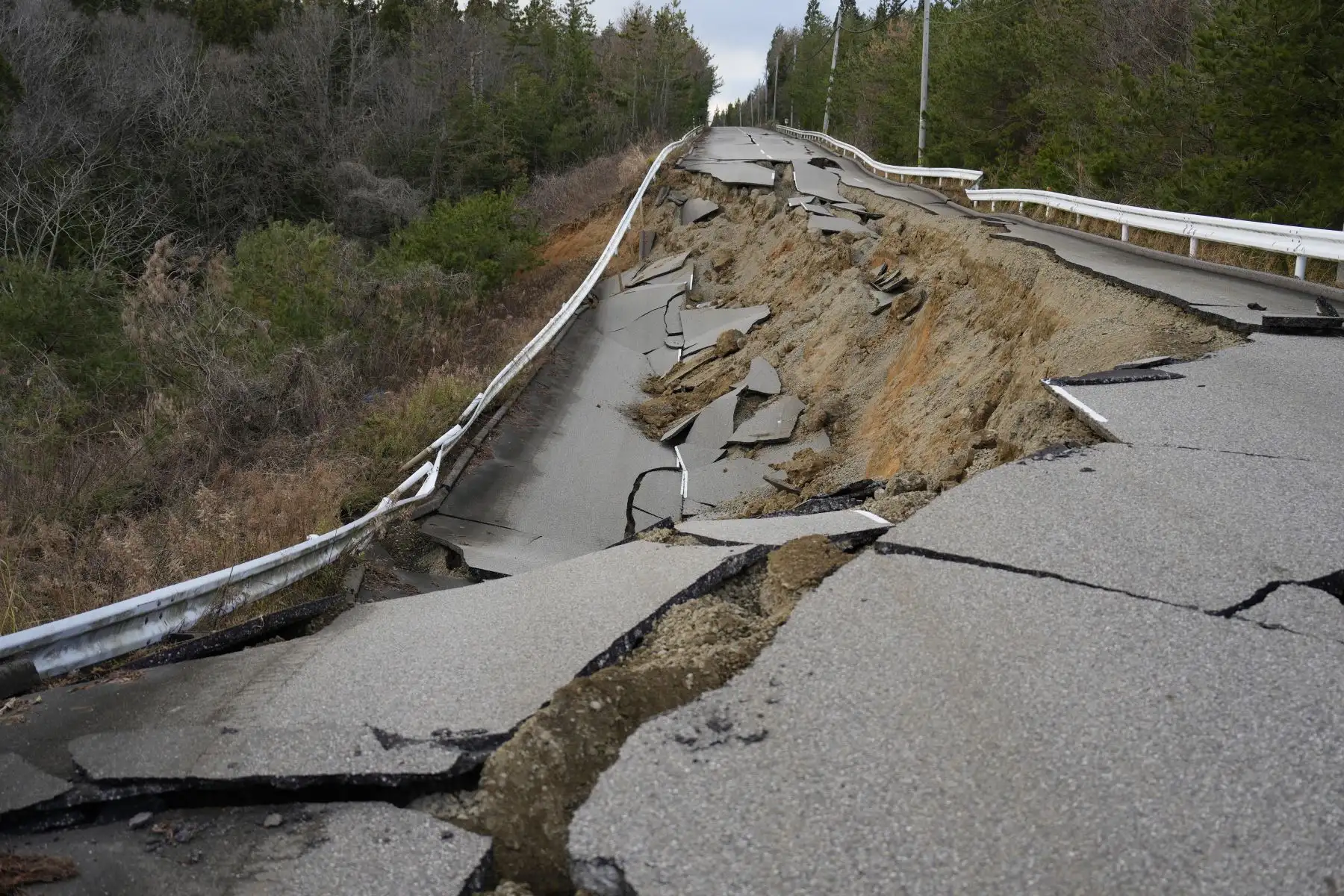 Vista de una carretera colapsada después de un fuerte terremoto cerca de la ciudad de Togi, Península de Noto, Japón.
 Al menos 48 personas murieron y 107 resultaron heridas según el Gobierno de la Prefectura de Ishikawa y la Agencia de Gestión de Incendios y Desastres, tras el terremoto de magnitud 7,6 que azotó la zona el 1 de enero. 
Foto: EFE
