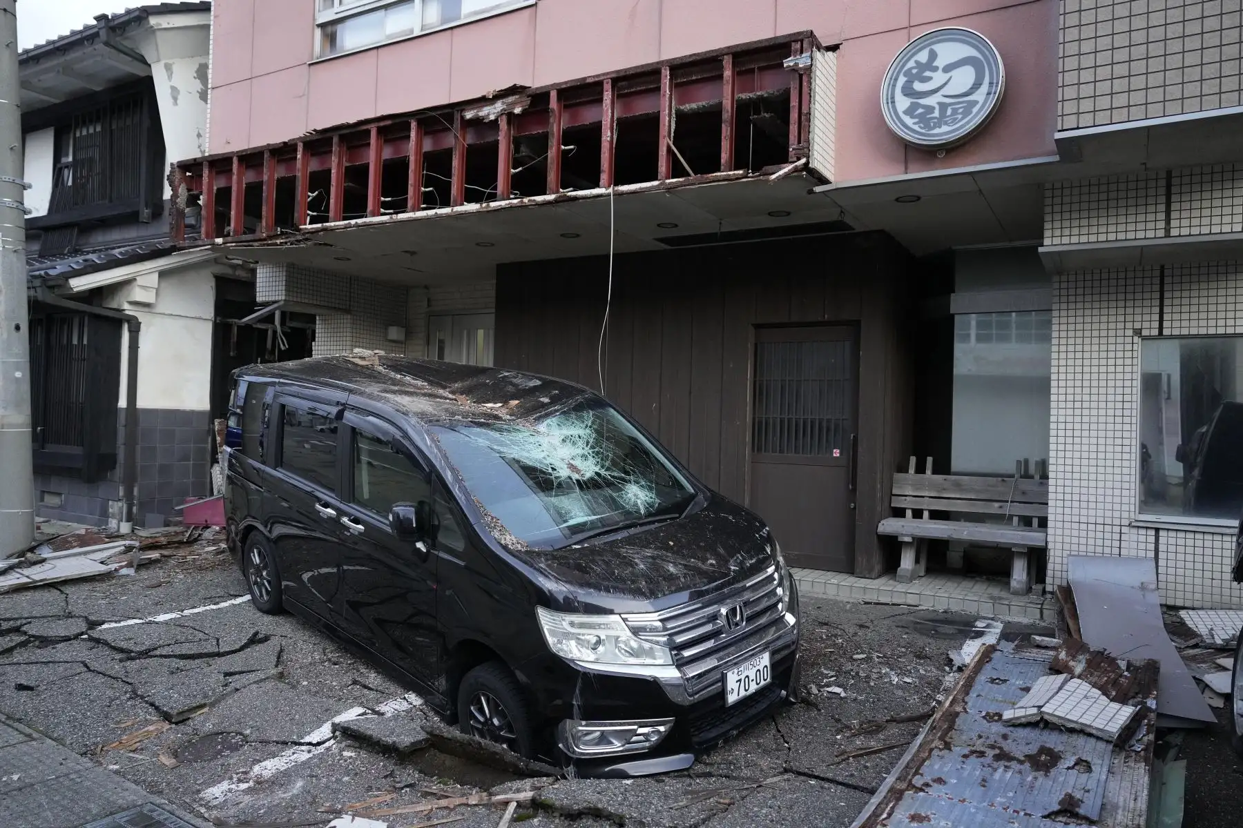Vista de un coche y un edificio dañados después de un fuerte terremoto en la ciudad de Togi, Península de Noto, Japón.
Al menos 48 personas murieron y 107 resultaron heridas según Ishikawa Gobierno de la Prefectura y Agencia de Gestión de Incendios y Desastres, tras el terremoto de magnitud 7,6 que azotó la zona el 1 de enero. 
Foto: EFE