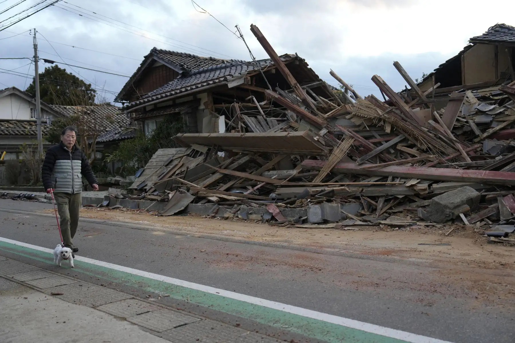 Un hombre camina con su perro por un edificio derrumbado después de un fuerte terremoto en la ciudad de Togi, Península de Noto, Japón.  Al menos 48 personas murieron y 107 resultaron heridas según El Gobierno de la Prefectura de Ishikawa y la Agencia de Gestión de Desastres y Incendios, tras el terremoto de magnitud 7,6 que azotó la zona el 1 de enero. 
Foto: EFE