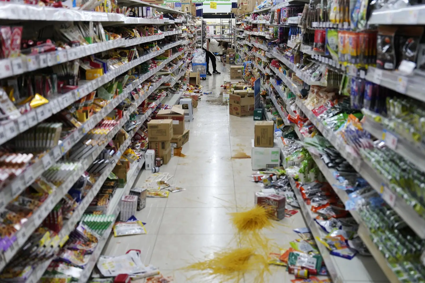 Un trabajador limpia en una tienda de comestibles dañada después de un fuerte terremoto en la ciudad de Togi, Península de Noto, Japón. Al menos 48 personas murieron y 107 resultaron heridas según Ishikawa Gobierno de la Prefectura y Agencia de Gestión de Incendios y Desastres, tras el terremoto de magnitud 7,6 que azotó la zona el 1 de enero. 
Foto: EFE