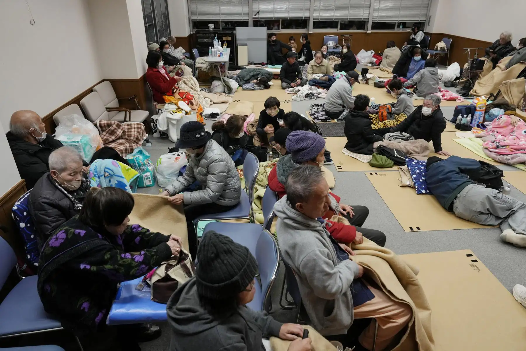 Los residentes descansan en un refugio de evacuación después de un fuerte terremoto en la ciudad de Togi, Península de Noto, Japón.  Al menos 48 personas murieron y 107 resultaron heridas según el Gobierno de la Prefectura de Ishikawa y la Agencia de Gestión de Incendios y Desastres, tras el terremoto de magnitud 7,6 que azotó la zona el 1 de enero. 
Foto: EFE