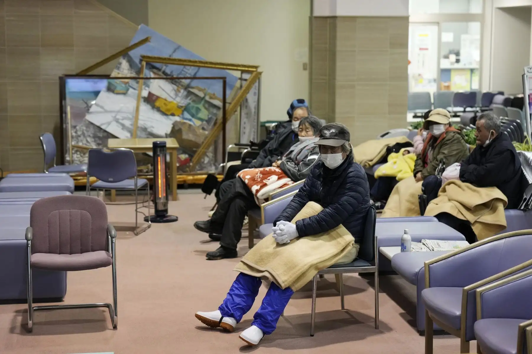 Los residentes descansan en un refugio de evacuación después de un fuerte terremoto en la ciudad de Togi, Península de Noto, Japón.  Al menos 48 personas murieron y 107 resultaron heridas según el Gobierno de la Prefectura de Ishikawa y la Agencia de Gestión de Incendios y Desastres, tras el terremoto de magnitud 7,6 que azotó la zona el 1 de enero. 
Foto: EFE