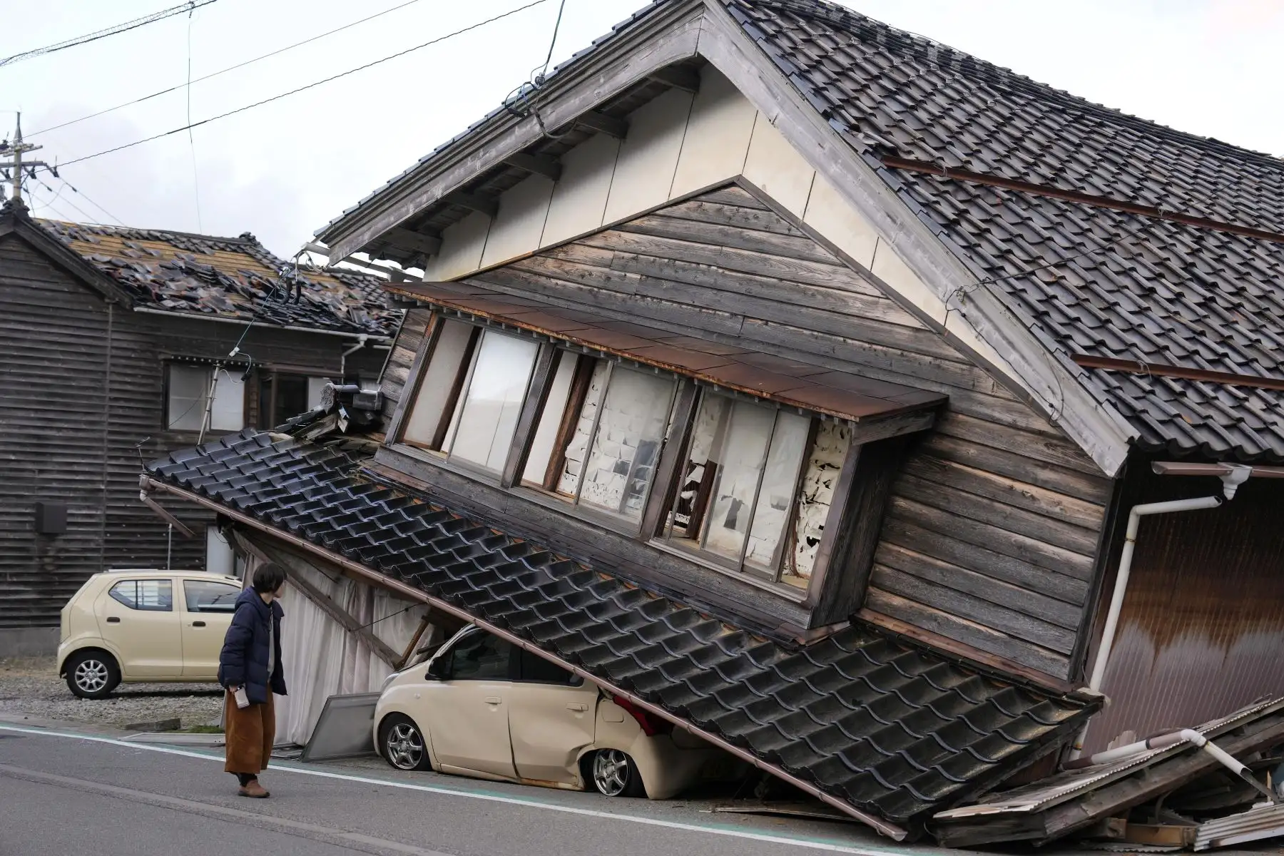 Kanae Yamazaki, residente local, mira la casa donde creció en la ciudad de Togi, Península de Noto, Japón. Kanae Yamazaki dijo que su madre estaba en la casa durante el terremoto pero sobrevivió milagrosamente al derrumbe del edificio. Al menos 48 personas murieron y 107 resultaron heridas, según el Gobierno de la prefectura de Ishikawa y la Agencia de Gestión de Incendios y Desastres, tras el terremoto de magnitud 7,6 que azotó la zona el 1 de enero. 
Foto: EFE