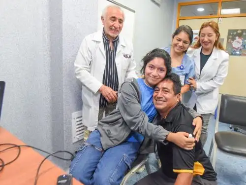 Elsa, natural de Piura, estuvo acompaña de su padre, Luis Agurto, quien está feliz y orgulloso de su hija, por el esfuerzo y perseverancia que mostró durante el proceso para lograr el implante coclear. ANDINA/ INSN- San Borja.