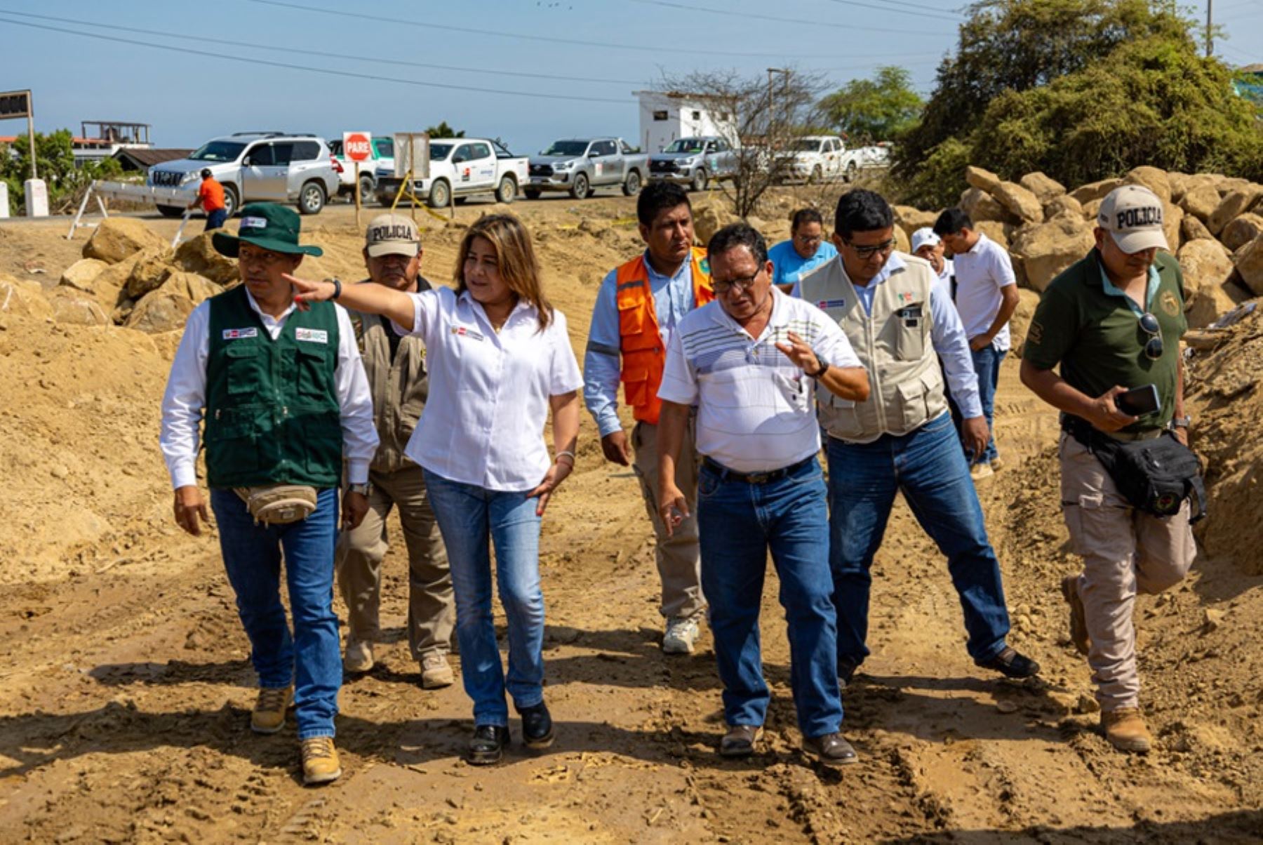 En su tercer día de intenso trabajo por el norte del país, la ministra de Desarrollo Agrario y Riego, Jennifer Contreras, recorrió diversos sectores de la región Tumbes, para supervisar las labores de descolmatación como medida de prevención ante posible incremento de lluvias.