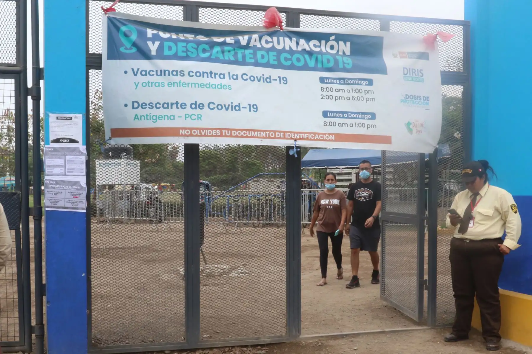 Ciudadanos asisten a los Centros de vacunación y diagnóstico que ha instalado el Minsa para descartar contagios y vacunar contra la enfermedad. En la imagen, prueba molecular (hisopado) en el parque Sinchi Roca, de Comas.
Foto: ANDINA/ Héctor Vinces