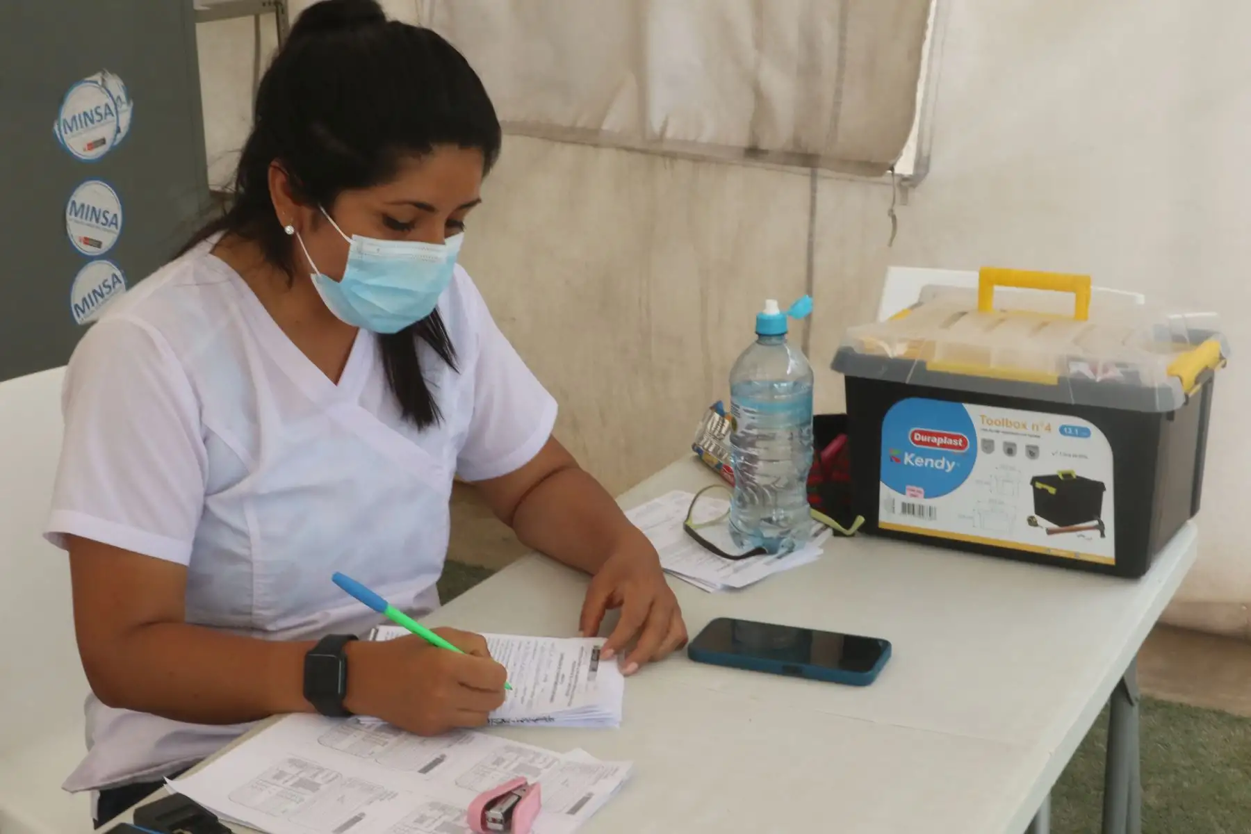 Ciudadanos asisten a los Centros de vacunación y diagnóstico que ha instalado el Minsa para descartar contagios y vacunar contra la enfermedad. En la imagen, prueba molecular (hisopado) en el parque Sinchi Roca, de Comas.
Foto: ANDINA/ Héctor Vinces