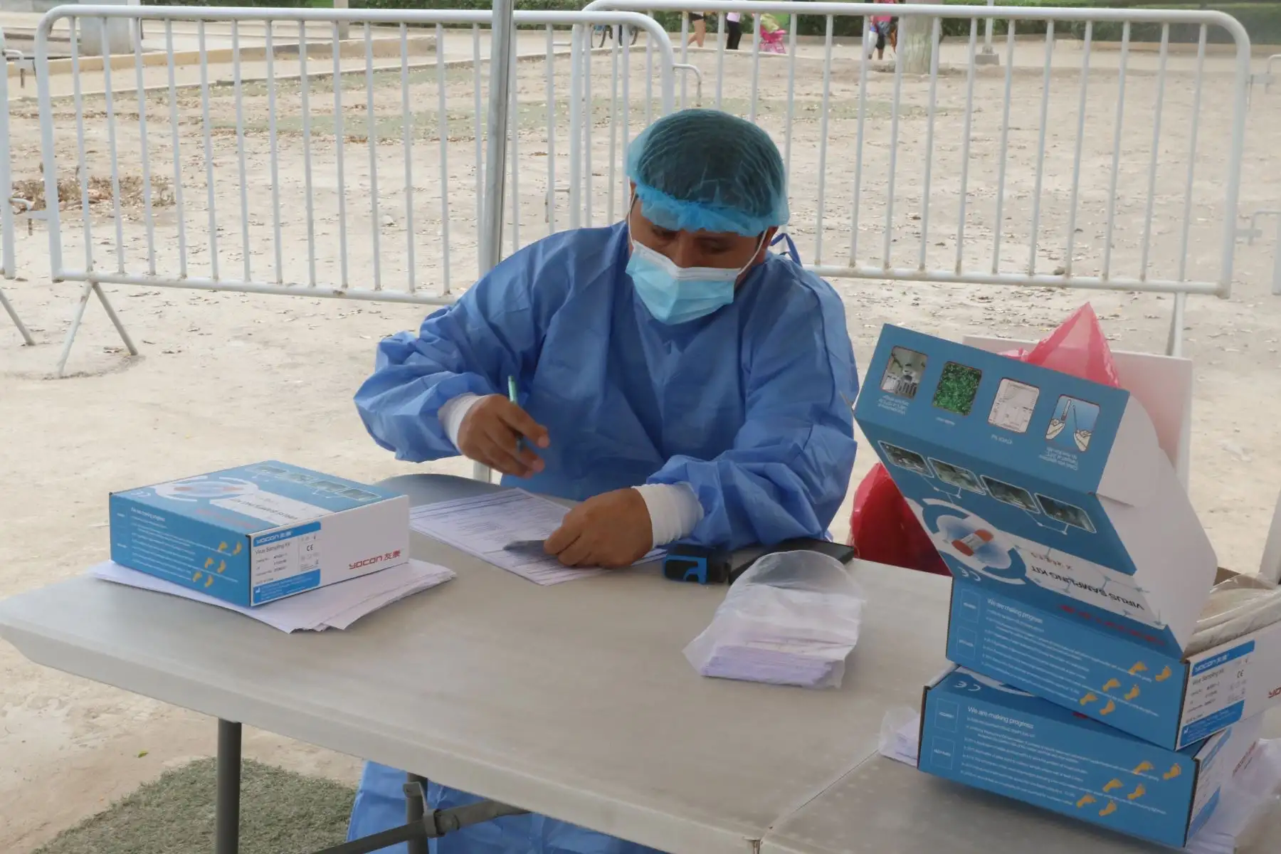 Ciudadanos asisten a los Centros de vacunación y diagnóstico que ha instalado el Minsa para descartar contagios y vacunar contra la enfermedad. En la imagen, prueba molecular (hisopado) en el parque Sinchi Roca, de Comas.
Foto: ANDINA/ Héctor Vinces