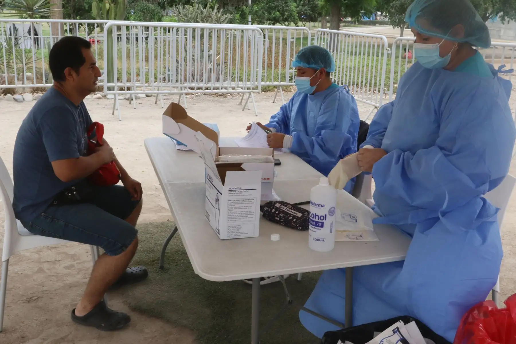 Ciudadanos asisten a los Centros de vacunación y diagnóstico que ha instalado el Minsa para descartar contagios y vacunar contra la enfermedad. En la imagen, prueba molecular (hisopado) en el parque Sinchi Roca, de Comas.
Foto: ANDINA/ Héctor Vinces