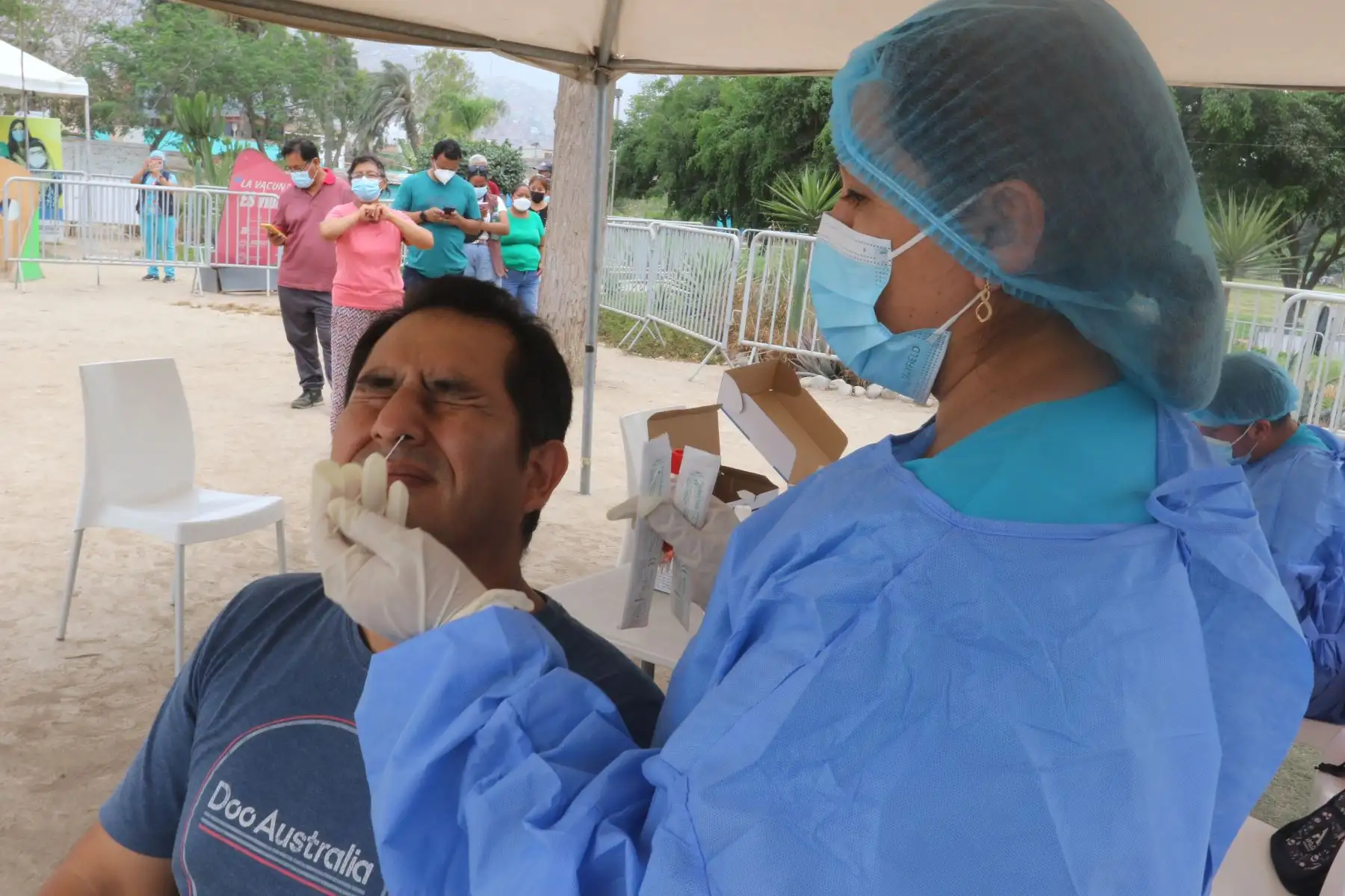 Ciudadanos asisten a los Centros de vacunación y diagnóstico que ha instalado el Minsa para descartar contagios y vacunar contra la enfermedad. En la imagen, prueba molecular (hisopado) en el parque Sinchi Roca, de Comas.
Foto: ANDINA/ Héctor Vinces