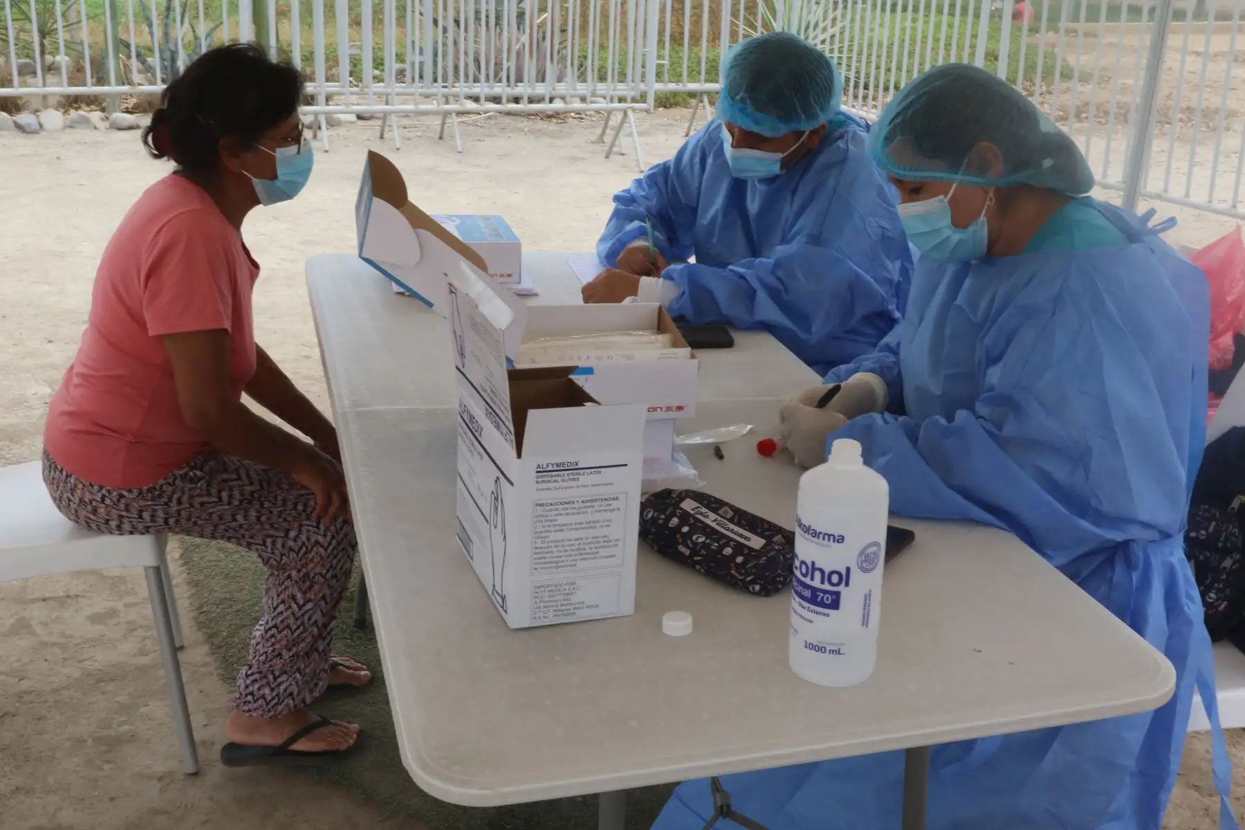 Ciudadanos asisten a los Centros de vacunación y diagnóstico que ha instalado el Minsa para descartar contagios y vacunar contra la enfermedad. En la imagen, prueba molecular (hisopado) en el parque Sinchi Roca, de Comas.
Foto: ANDINA/ Héctor Vinces
