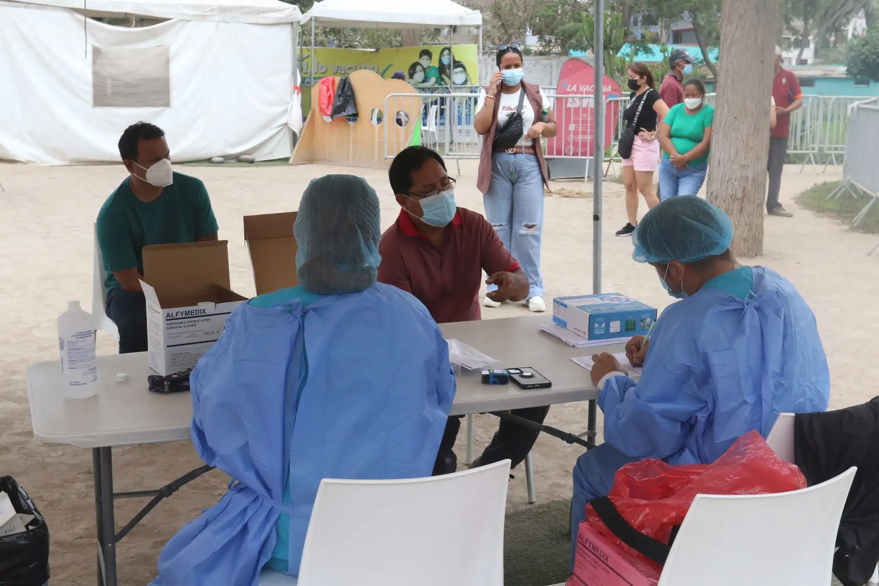 Ciudadanos asisten a los Centros de vacunación y diagnóstico que ha instalado el Minsa para descartar contagios y vacunar contra la enfermedad. En la imagen, prueba molecular (hisopado) en el parque Sinchi Roca, de Comas.
Foto: ANDINA/ Héctor Vinces