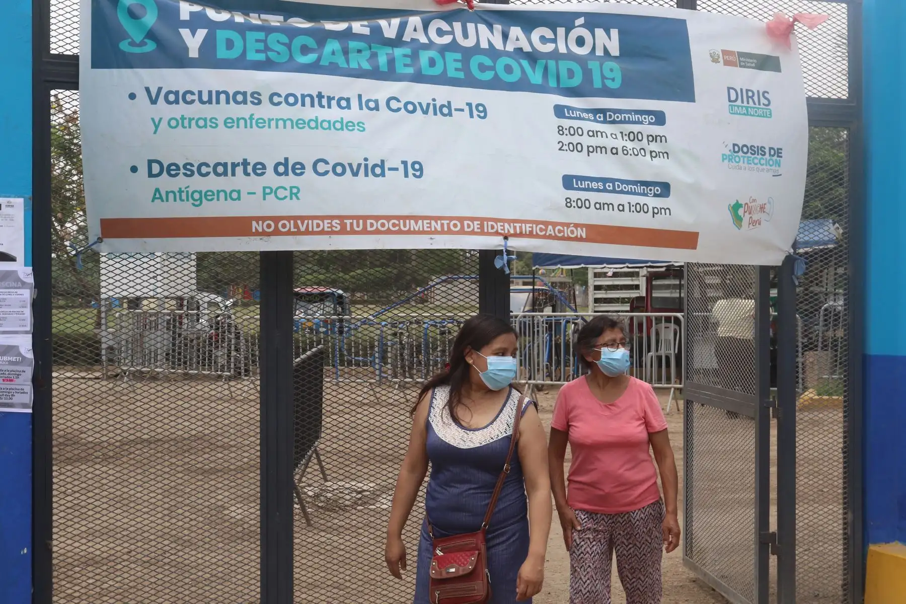 Ciudadanos asisten a los Centros de vacunación y diagnóstico que ha instalado el Minsa para descartar contagios y vacunar contra la enfermedad. En la imagen, prueba molecular (hisopado) en el parque Sinchi Roca, de Comas.
Foto: ANDINA/ Héctor Vinces