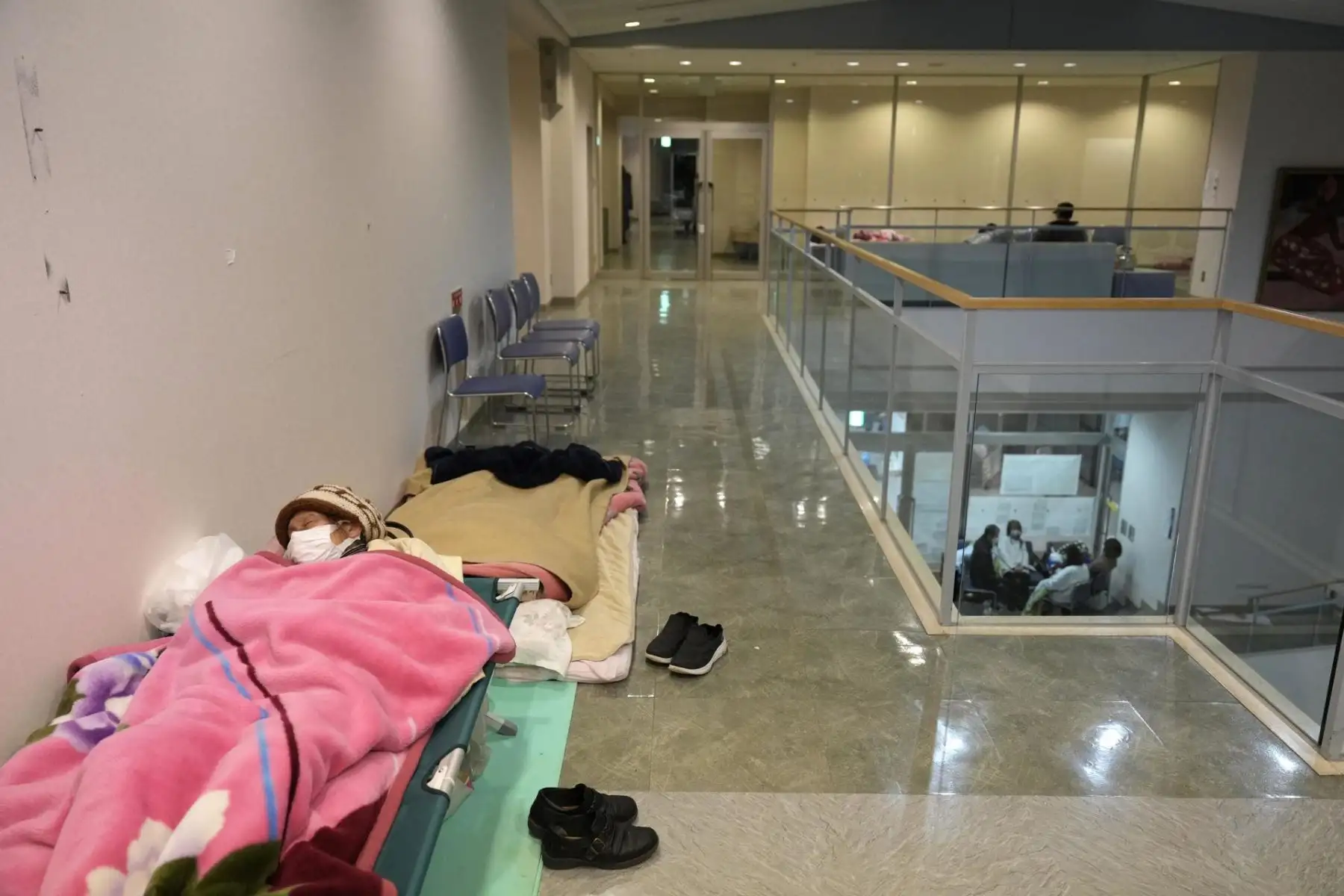 Los residentes descansan en un refugio de evacuación después de un fuerte terremoto en la ciudad de Togi, Península de Noto, Japón, 02 de enero de 2024. Al menos 48 personas murieron y 107 resultaron heridas, según el Gobierno de la Prefectura de Ishikawa y la Agencia de Gestión de Incendios y Desastres, tras el terremoto de magnitud 7,6 que azotó la zona el 1 de enero.
Foto: EFE