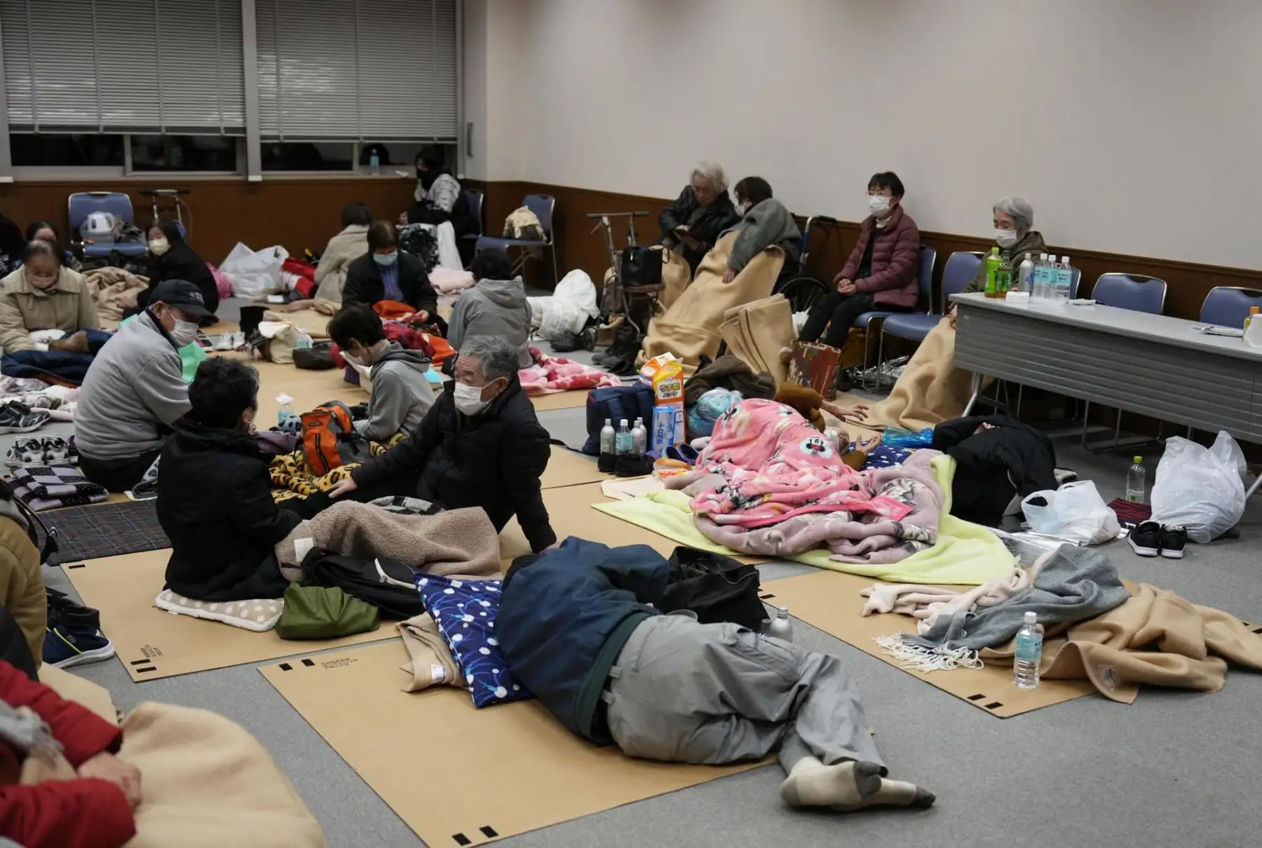 Los residentes descansan en un refugio de evacuación después de un fuerte terremoto en la ciudad de Togi, Península de Noto, Japón, 02 de enero de 2024. Al menos 48 personas murieron y 107 resultaron heridas, según el Gobierno de la Prefectura de Ishikawa y la Agencia de Gestión de Incendios y Desastres, tras el terremoto de magnitud 7,6 que azotó la zona el 1 de enero.
Foto: EFE