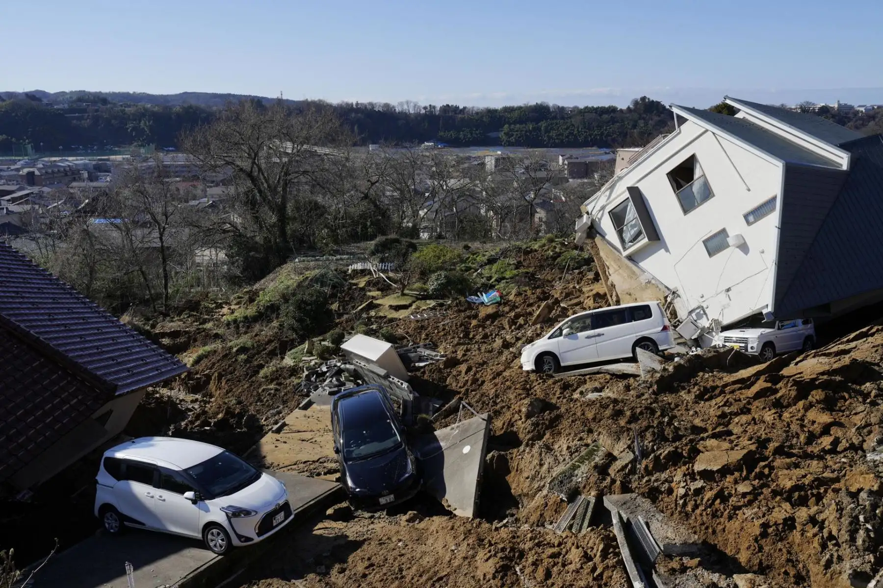 Vista de una casa y vehículos dañados tras un fuerte terremoto en Kanazawa, Prefectura de Ishikawa, Japón, 02 de enero de 2024. Al menos seis personas murieron después de que un fuerte terremoto azotó una amplia zona de la costa del Mar de Japón el 1 de enero, según la Agencia Nacional de Policía. El terremoto registró una intensidad máxima de 7 en la escala sísmica japonesa en la península de Noto y provocó una alerta de tsunami importante en la prefectura de Ishikawa.
Foto: EFE