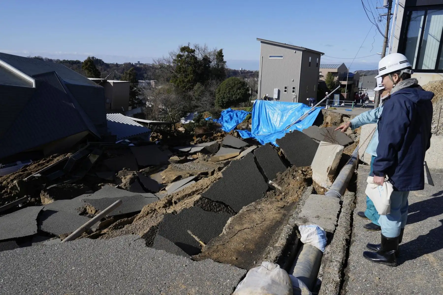 Vista de una carretera dañada tras un fuerte terremoto en Kanazawa, Prefectura de Ishikawa, Japón, 02 de enero de 2024. Al menos seis personas murieron después de que un fuerte terremoto azotó una amplia zona de la costa del Mar de Japón el 1 de enero, según el Instituto Nacional Agencia de Policía. El terremoto registró una intensidad máxima de 7 en la escala sísmica japonesa en la península de Noto y provocó una alerta de tsunami importante en la prefectura de Ishikawa.
Foto: EFE