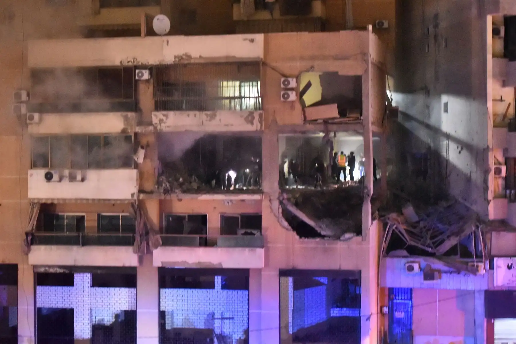 La gente inspecciona el lugar de un ataque, según los medios libaneses, fue un ataque israelí contra una oficina de Hamas, en el suburbio sur de Beirut el 2 de enero de 2024. El líder adjunto de Hamas, Aruri, murió en un ataque israelí en los suburbios del sur de Beirut, el 2 de enero de 2024. El ataque tuvo lugar el 2 de enero de 2024, dijeron a la AFP dos responsables de seguridad, y los medios estatales informaron que el ataque alcanzó una oficina de Hamás.
Foto: AFP