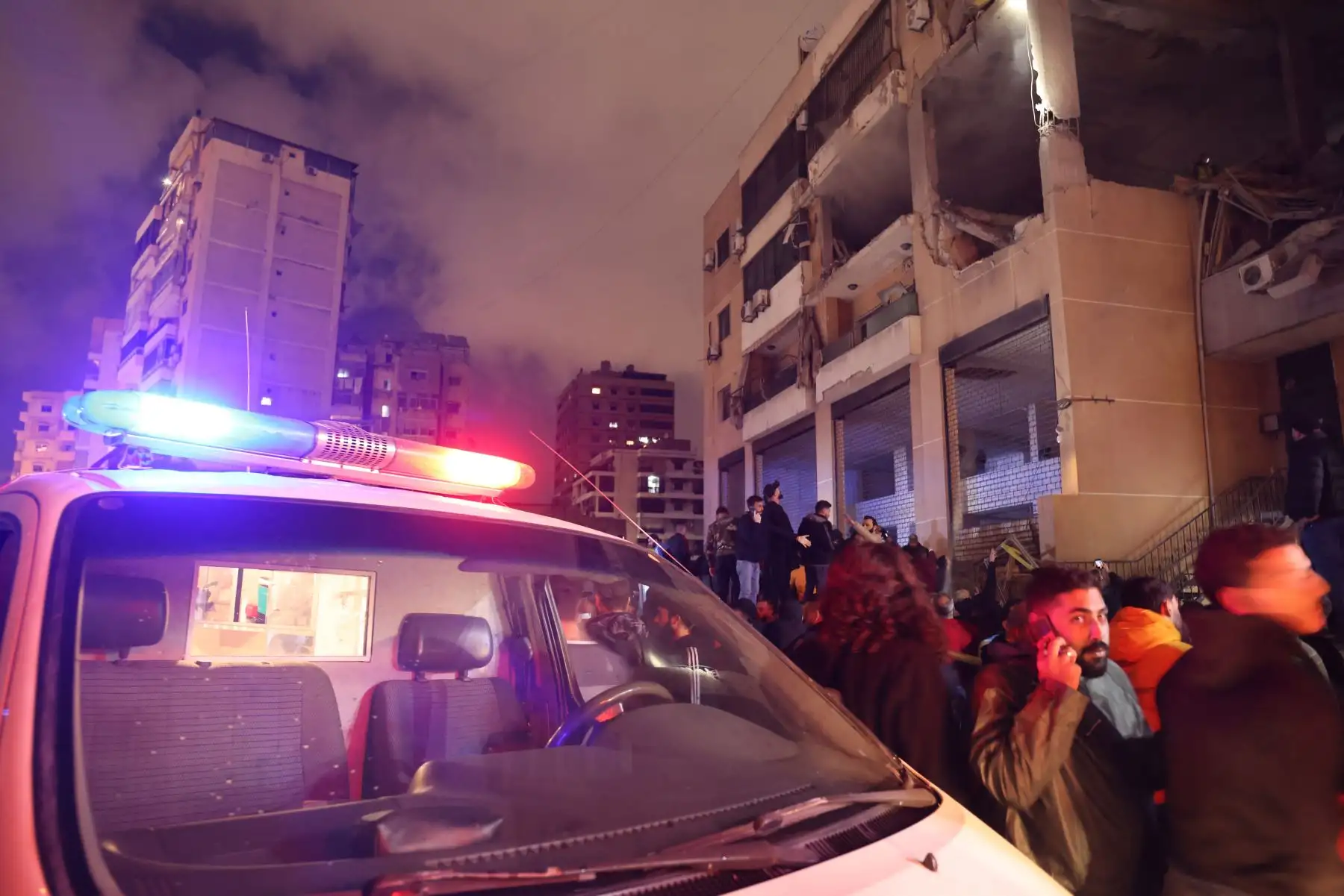 La gente se reúne en el lugar de un ataque, según los medios libaneses, que fue un ataque israelí contra una oficina de Hamás, en el suburbio sur de Beirut el 2 de enero de 2024. El líder adjunto de Hamás, Aruri, murió en un ataque israelí en los suburbios del sur de Beirut. El ataque tuvo lugar el 2 de enero de 2024, dijeron a la AFP dos funcionarios de seguridad, y los medios estatales informaron que el ataque alcanzó una oficina de Hamás.
Foto: AFP