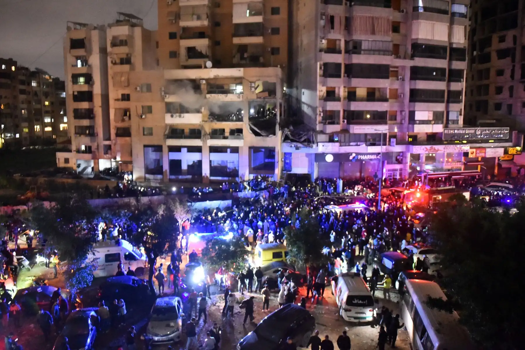 La gente se reúne en el lugar de un ataque, según los medios libaneses, que fue un ataque israelí contra una oficina de Hamás, en el suburbio sur de Beirut el 2 de enero de 2024. El líder adjunto de Hamás, Aruri, murió en un ataque israelí en los suburbios del sur de Beirut. El ataque tuvo lugar el 2 de enero de 2024, dijeron a la AFP dos funcionarios de seguridad, y los medios estatales informaron que el ataque alcanzó una oficina de Hamás.
Foto: AFP