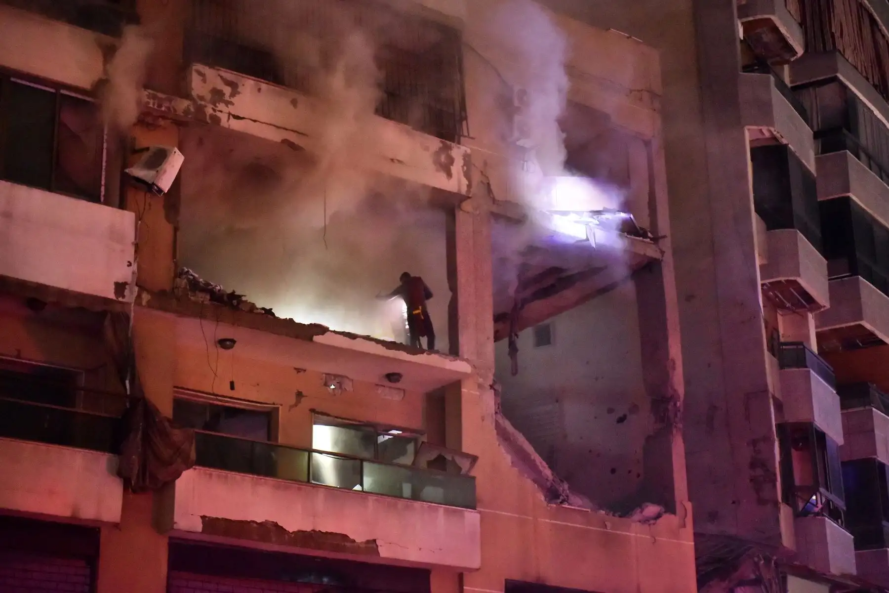 La gente inspecciona el lugar de un ataque, según los medios libaneses, fue un ataque israelí contra una oficina de Hamas, en el suburbio sur de Beirut el 2 de enero de 2024. El líder adjunto de Hamas, Aruri, murió en un ataque israelí en los suburbios del sur de Beirut, el 2 de enero de 2024. El ataque tuvo lugar el 2 de enero de 2024, dijeron a la AFP dos responsables de seguridad, y los medios estatales informaron que el ataque alcanzó una oficina de Hamás.
Foto: AFP