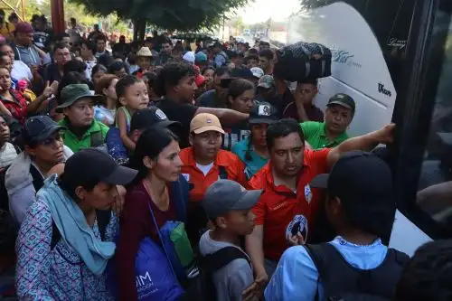 Migrantes abordan un autobús del Instituto Nacional de Migración (INM) tras dar por terminada una caravana rumbo a Estados Unidos. Foto: EFE.