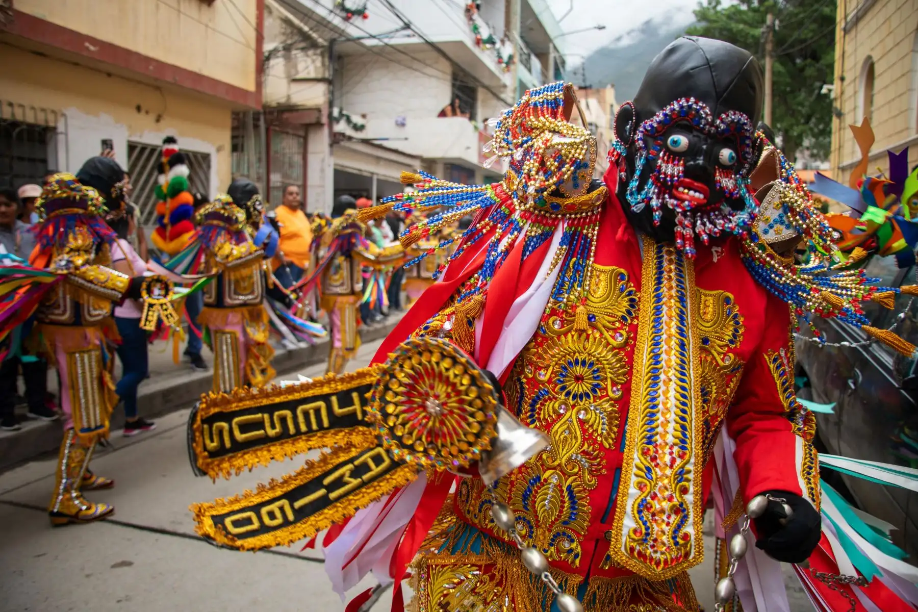 La navidad más larga del Perú se vive en la ciudad de Huánuco, la historia se remonta al siglo XVI, en la víspera de un 25 de diciembre, cuando los patrones solían liberar a los esclavos que trabajaban en sus haciendas para que puedan recorrer las iglesias y celebrar la Navidad. Los negritos, es una danza esencialmente religiosa, pues centra toda la celebración en la adoración del Niño Jesús y se lleva a cabo desde el 24 de diciembre hasta el 19 de enero.
Foto: Cortesía Nadia Cruz