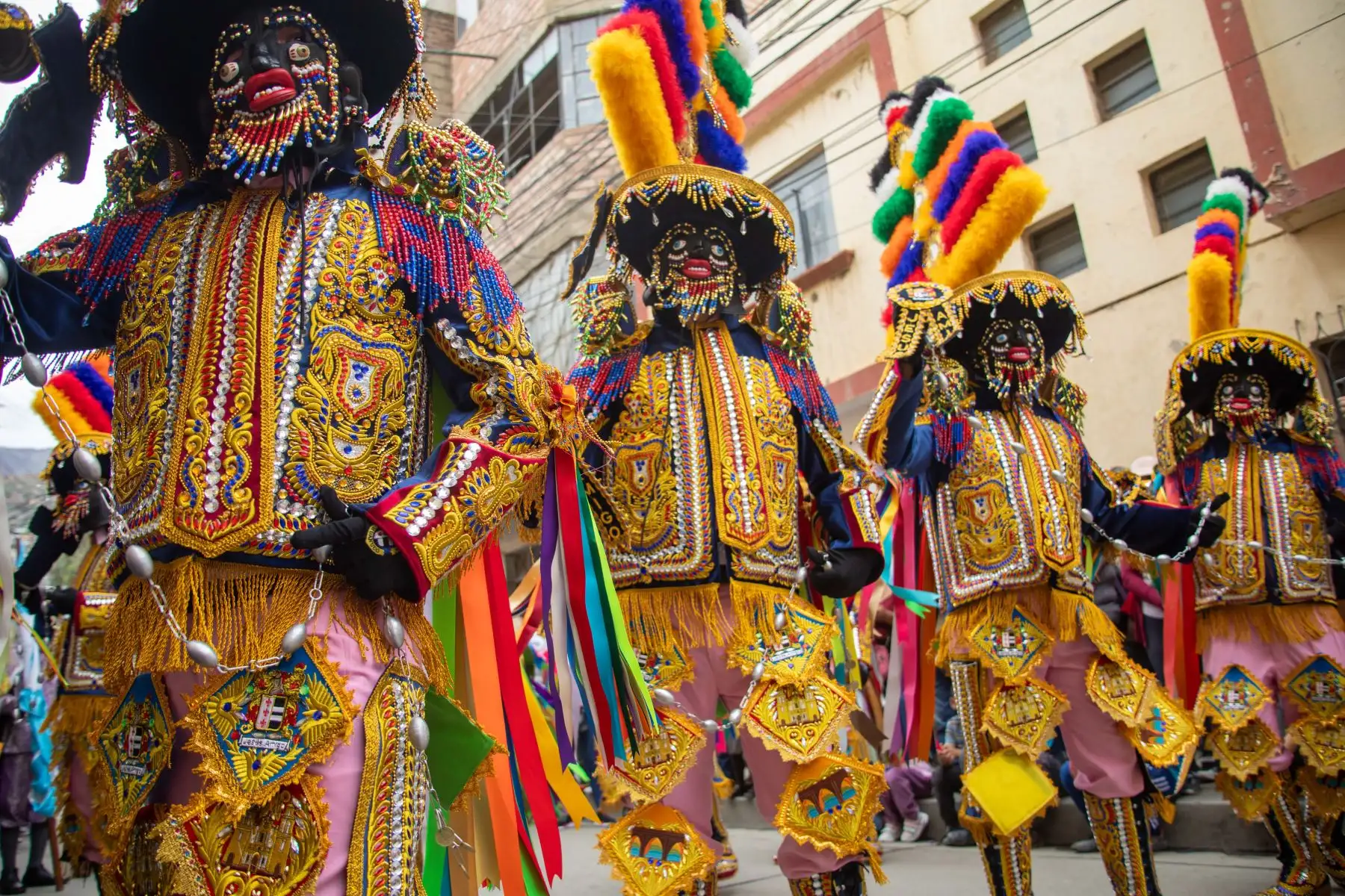 La navidad más larga del Perú se vive en la ciudad de Huánuco, la historia se remonta al siglo XVI, en la víspera de un 25 de diciembre, cuando los patrones solían liberar a los esclavos que trabajaban en sus haciendas para que puedan recorrer las iglesias y celebrar la Navidad. Los negritos, es una danza esencialmente religiosa, pues centra toda la celebración en la adoración del Niño Jesús y se lleva a cabo desde el 24 de diciembre hasta el 19 de enero.
Foto: Cortesía Nadia Cruz