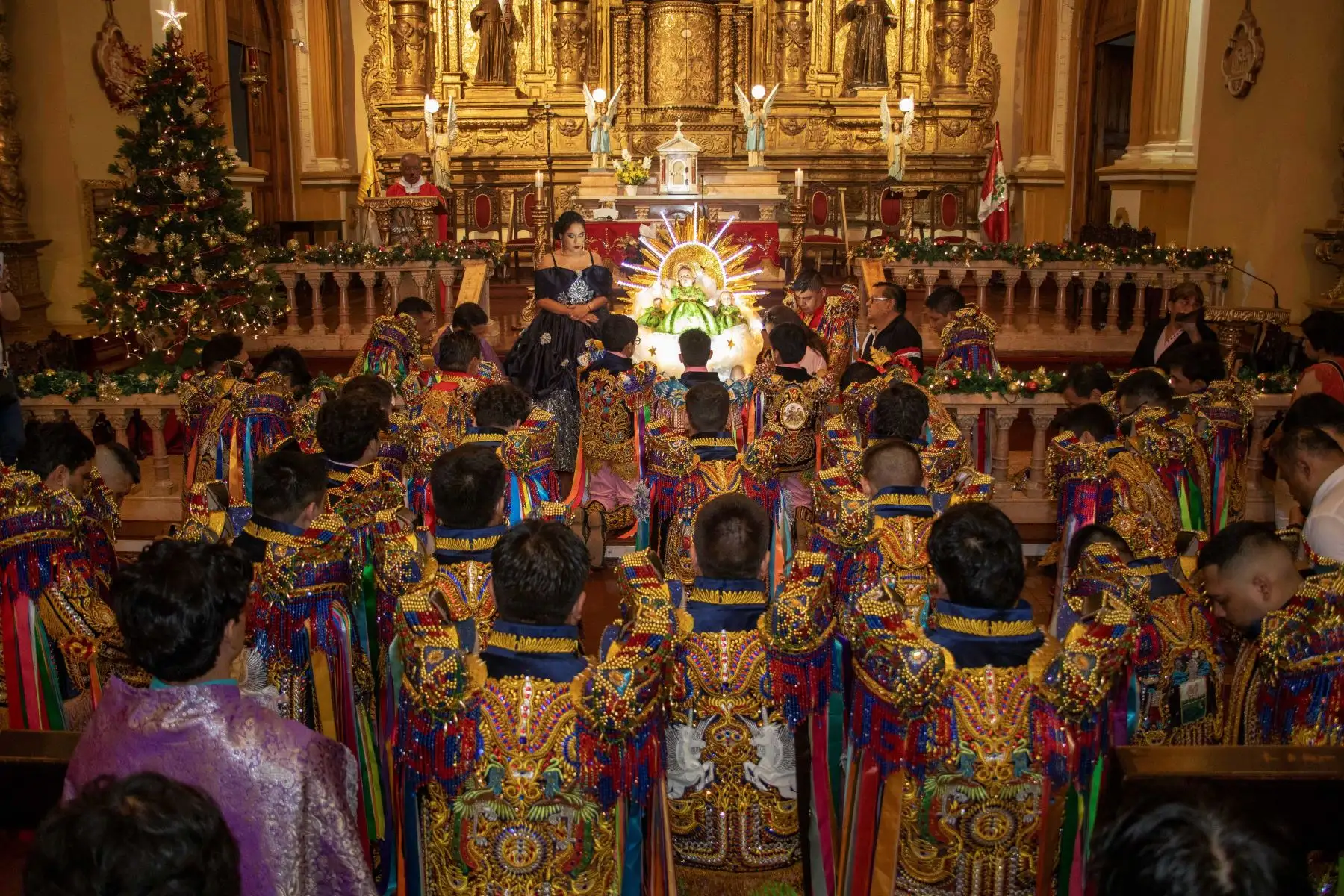La navidad más larga del Perú se vive en la ciudad de Huánuco, la historia se remonta al siglo XVI, en la víspera de un 25 de diciembre, cuando los patrones solían liberar a los esclavos que trabajaban en sus haciendas para que puedan recorrer las iglesias y celebrar la Navidad. Los negritos, es una danza esencialmente religiosa, pues centra toda la celebración en la adoración del Niño Jesús y se lleva a cabo desde el 24 de diciembre hasta el 19 de enero.
Foto: Cortesía Nadia Cruz