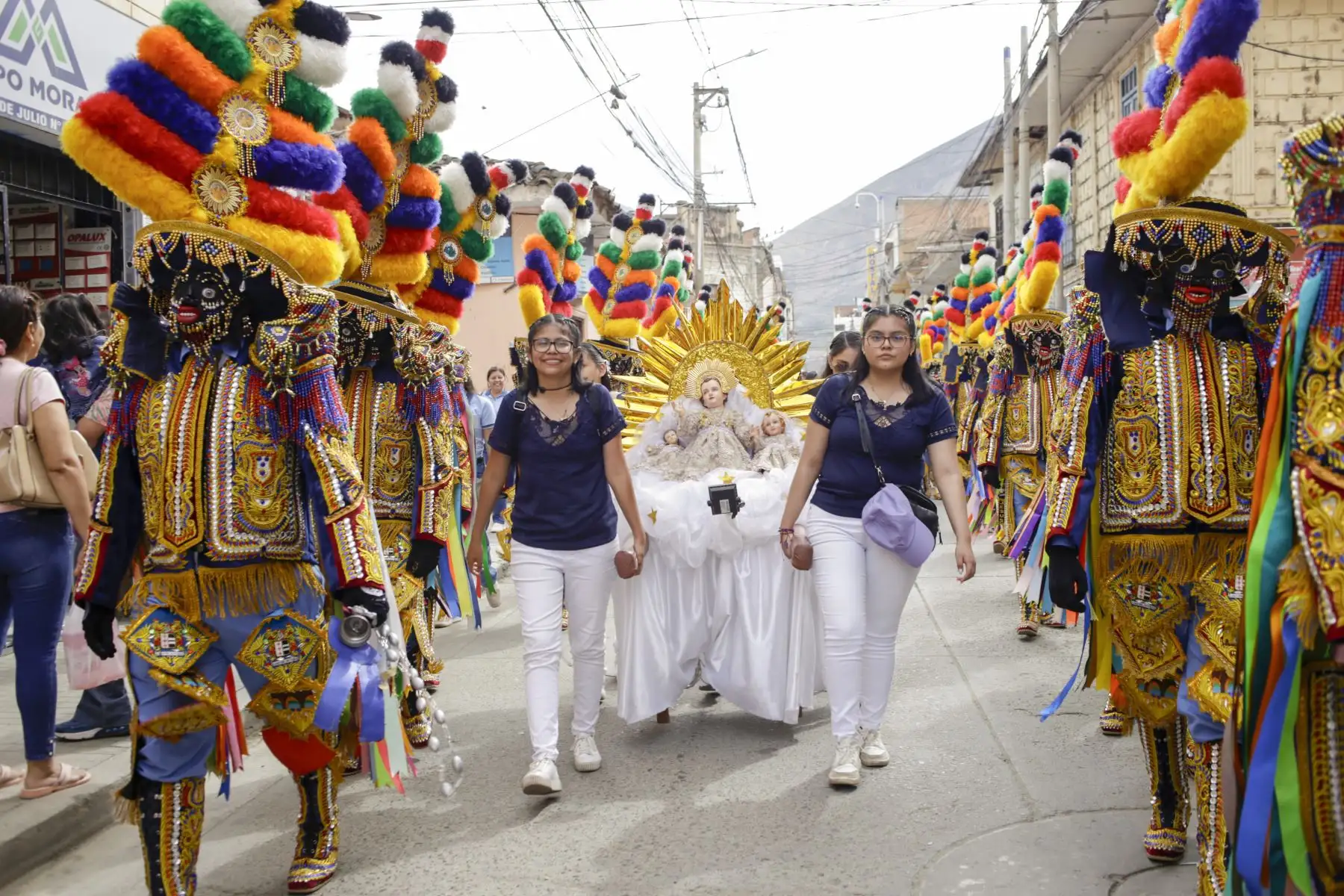 La navidad más larga del Perú se vive en la ciudad de Huánuco, la historia se remonta al siglo XVI, en la víspera de un 25 de diciembre, cuando los patrones solían liberar a los esclavos que trabajaban en sus haciendas para que puedan recorrer las iglesias y celebrar la Navidad. Los negritos, es una danza esencialmente religiosa, pues centra toda la celebración en la adoración del Niño Jesús y se lleva a cabo desde el 24 de diciembre hasta el 19 de enero.
Foto: Cortesía Nadia Cruz