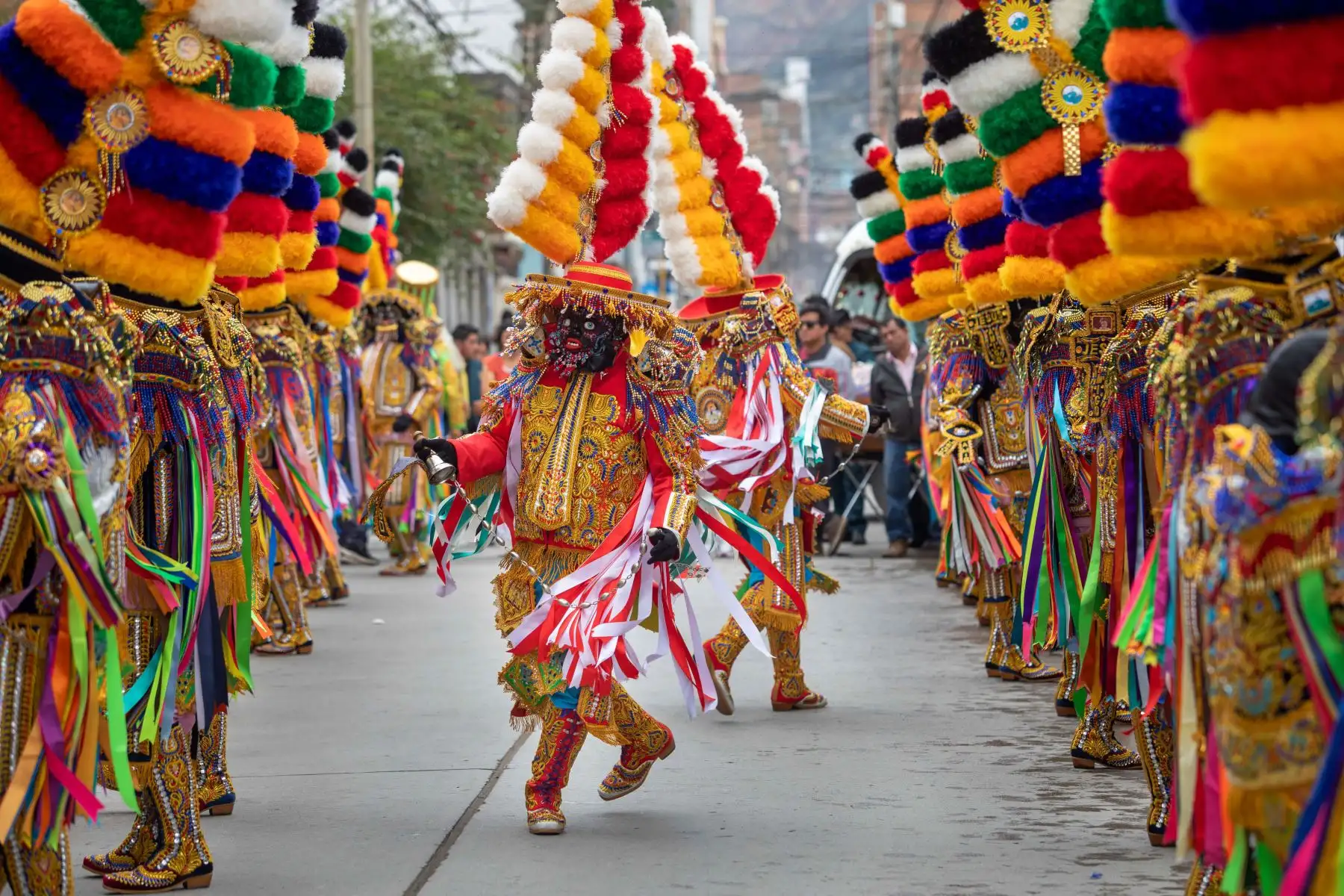 La navidad más larga del Perú se vive en la ciudad de Huánuco, la historia se remonta al siglo XVI, en la víspera de un 25 de diciembre, cuando los patrones solían liberar a los esclavos que trabajaban en sus haciendas para que puedan recorrer las iglesias y celebrar la Navidad. Los negritos, es una danza esencialmente religiosa, pues centra toda la celebración en la adoración del Niño Jesús y se lleva a cabo desde el 24 de diciembre hasta el 19 de enero.
Foto: Cortesía Nadia Cruz