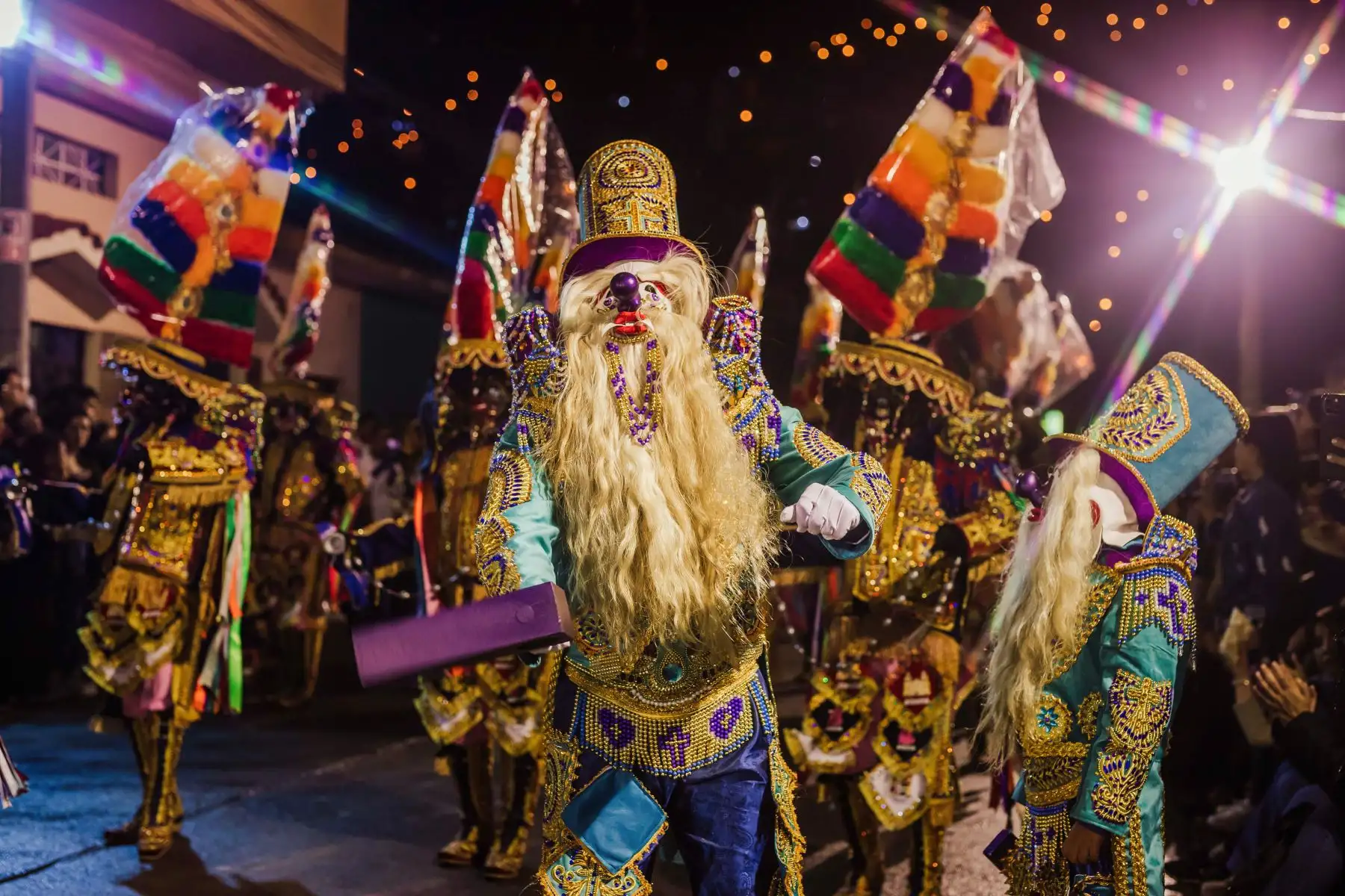 La navidad más larga del Perú se vive en la ciudad de Huánuco, la historia se remonta al siglo XVI, en la víspera de un 25 de diciembre, cuando los patrones solían liberar a los esclavos que trabajaban en sus haciendas para que puedan recorrer las iglesias y celebrar la Navidad. Los negritos, es una danza esencialmente religiosa, pues centra toda la celebración en la adoración del Niño Jesús y se lleva a cabo desde el 24 de diciembre hasta el 19 de enero.
Foto: Cortesía Nadia Cruz