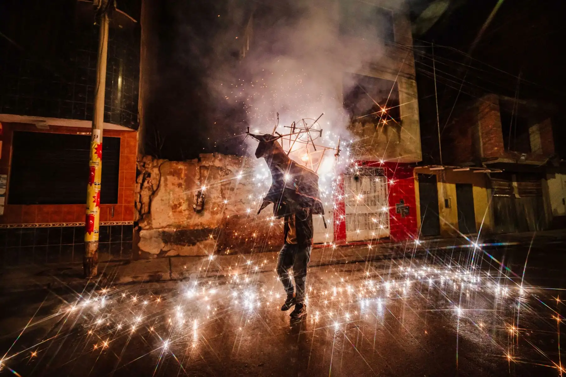 La navidad más larga del Perú se vive en la ciudad de Huánuco, la historia se remonta al siglo XVI, en la víspera de un 25 de diciembre, cuando los patrones solían liberar a los esclavos que trabajaban en sus haciendas para que puedan recorrer las iglesias y celebrar la Navidad. Los negritos, es una danza esencialmente religiosa, pues centra toda la celebración en la adoración del Niño Jesús y se lleva a cabo desde el 24 de diciembre hasta el 19 de enero.
Foto: Cortesía Nadia Cruz