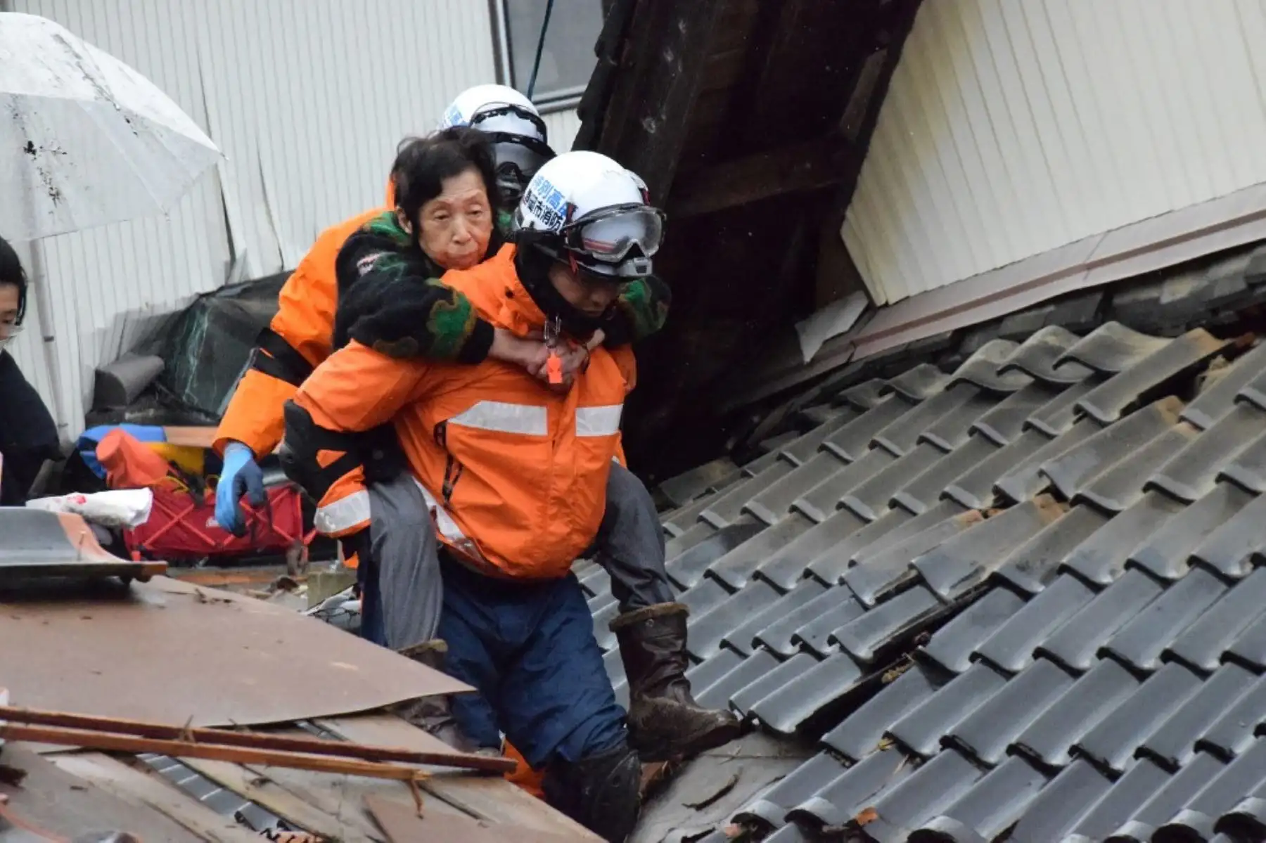 Los rescatistas en Japón están en una carrera contra el tiempo este miércoles, en condiciones muy adversas, para rescatar a supervivientes del terremoto que golpeó el día de Año Nuevo el centro del país y dejó al menos 64 muertos. Foto: AFP