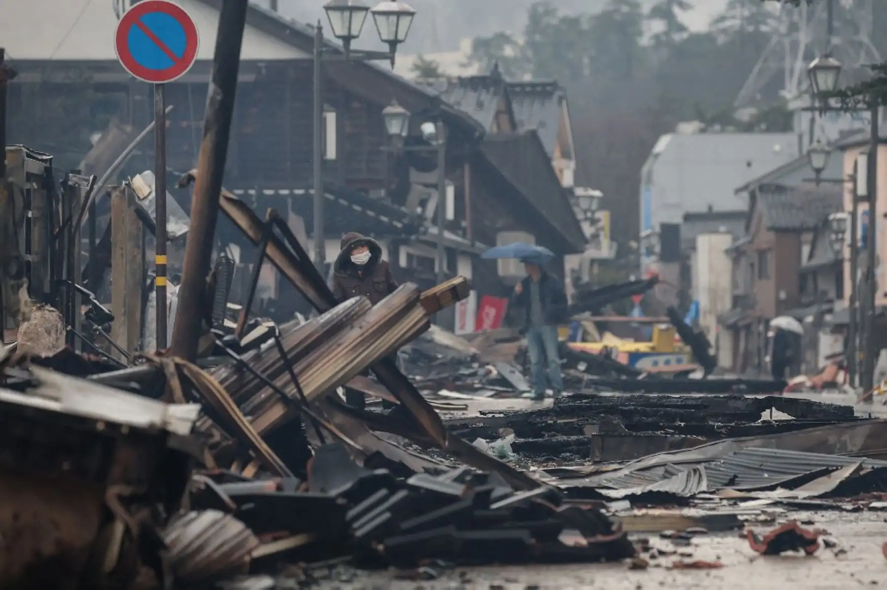 Los rescatistas en Japón están en una carrera contra el tiempo este miércoles, en condiciones muy adversas, para rescatar a supervivientes del terremoto que golpeó el día de Año Nuevo el centro del país y dejó al menos 64 muertos. Foto: AFP
