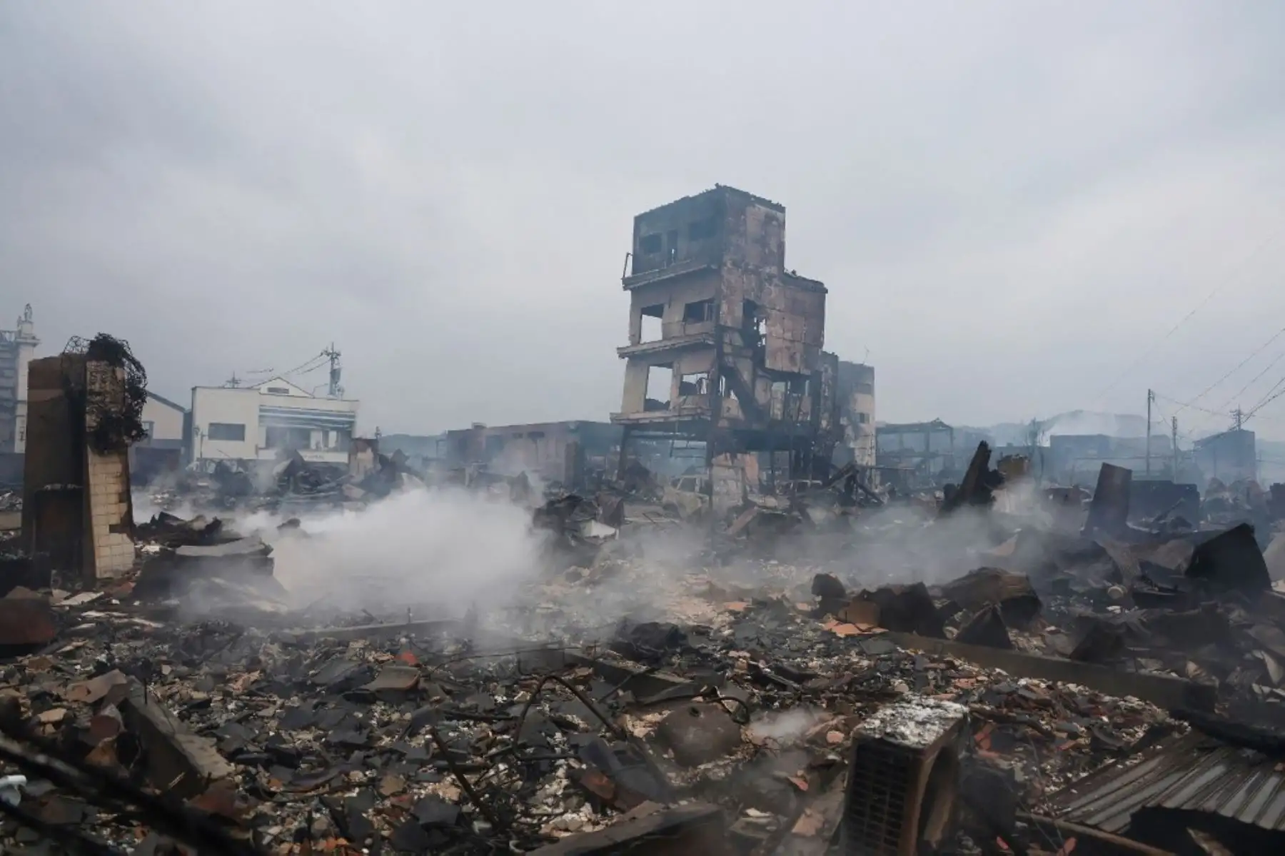 El fuerte sismo de magnitud 7,5 azotó la prefectura de Ishikawa, en la isla principal de Honshu, y provocó la destrucción de miles de edificios, el bloqueo de los caminos, desatando además un devastador incendio y una alerta de tsunami, con olas de más de un metro. Foto: AFP