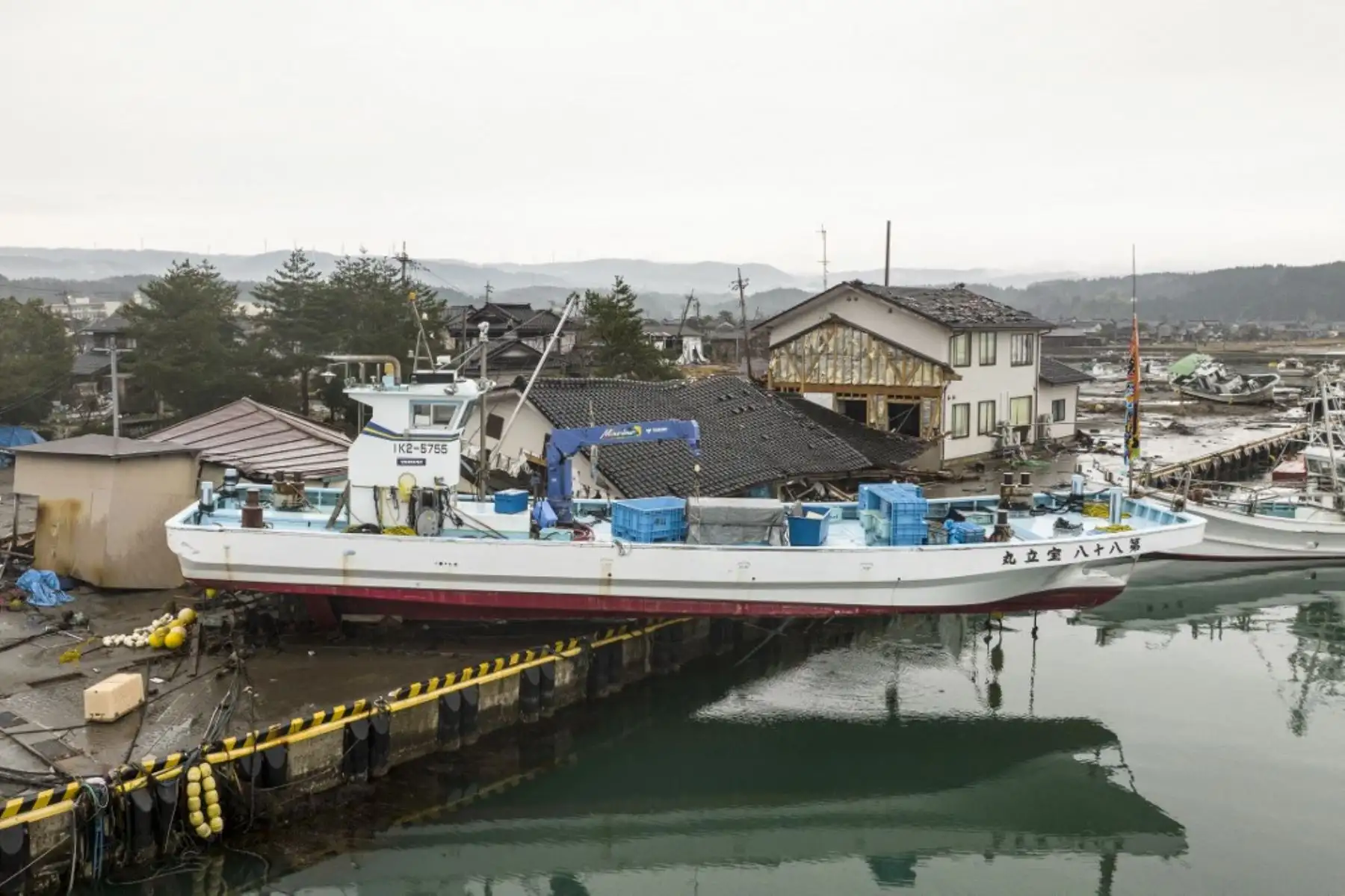 El fuerte sismo de magnitud 7,5 azotó la prefectura de Ishikawa, en la isla principal de Honshu, y provocó la destrucción de miles de edificios, el bloqueo de los caminos, desatando además un devastador incendio y una alerta de tsunami, con olas de más de un metro. Foto: AFP
