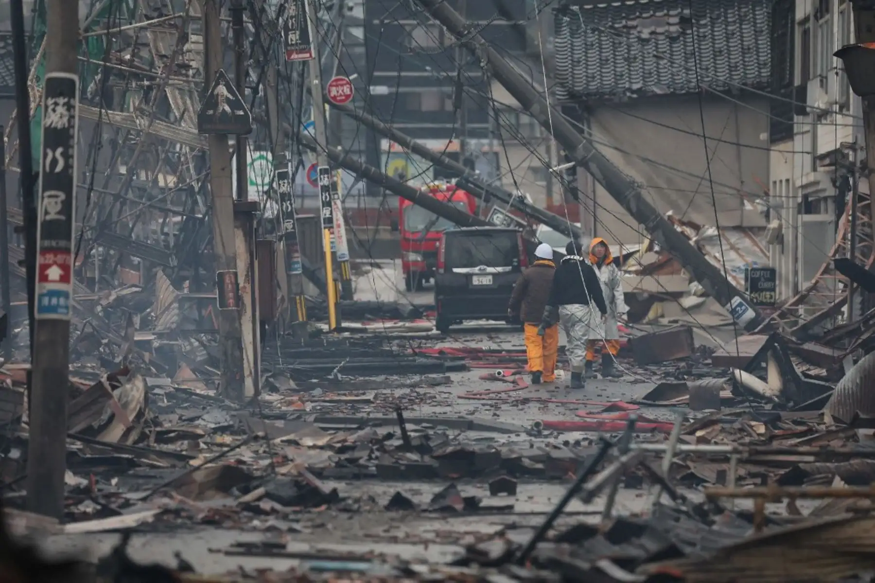 Los rescatistas japoneses se apresuran a buscar sobrevivientes el miércoles mientras las autoridades advirtieron sobre deslizamientos de tierra debido a las fuertes lluvias después de un poderoso terremoto que mató al menos a 64 personas. Foto: AFP