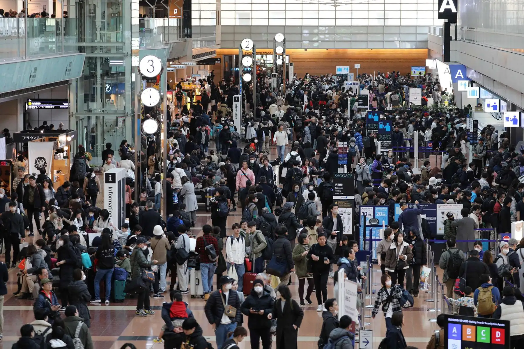 Los viajeros se agolpan en el área de facturación en la terminal 2 del Aeropuerto Internacional de Tokio en Haneda.
Foto: AFP