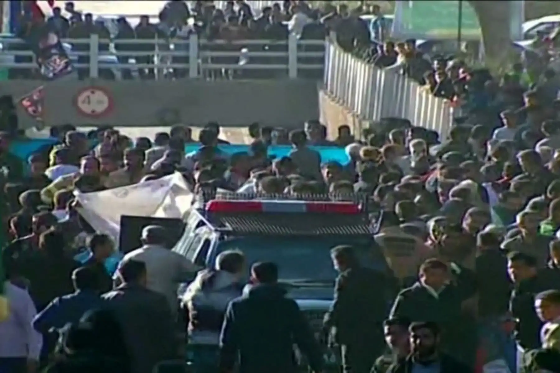 Dos explosiones en rápida sucesión golpearon a una multitud que conmemoraba el aniversario del asesinato del general de la Guardia en 2020. Qasem Soleimani, cerca de la mezquita Saheb al-Zaman en la ciudad de Kerman, en el sur de Irán. Foto: AFP